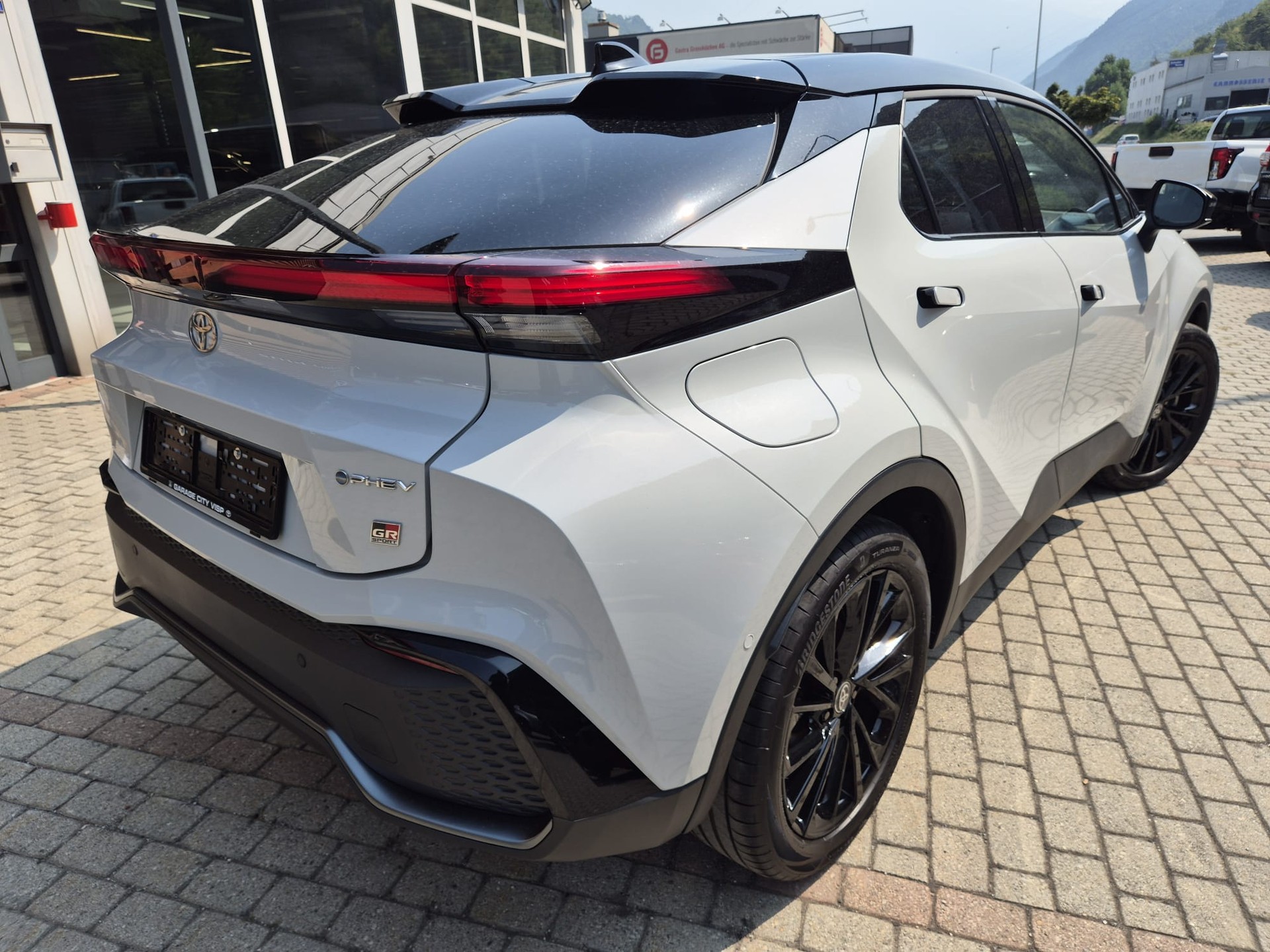 TOYOTA C-HR 2.0 PHEV CVT GR Sport Premire-showroom-element-3