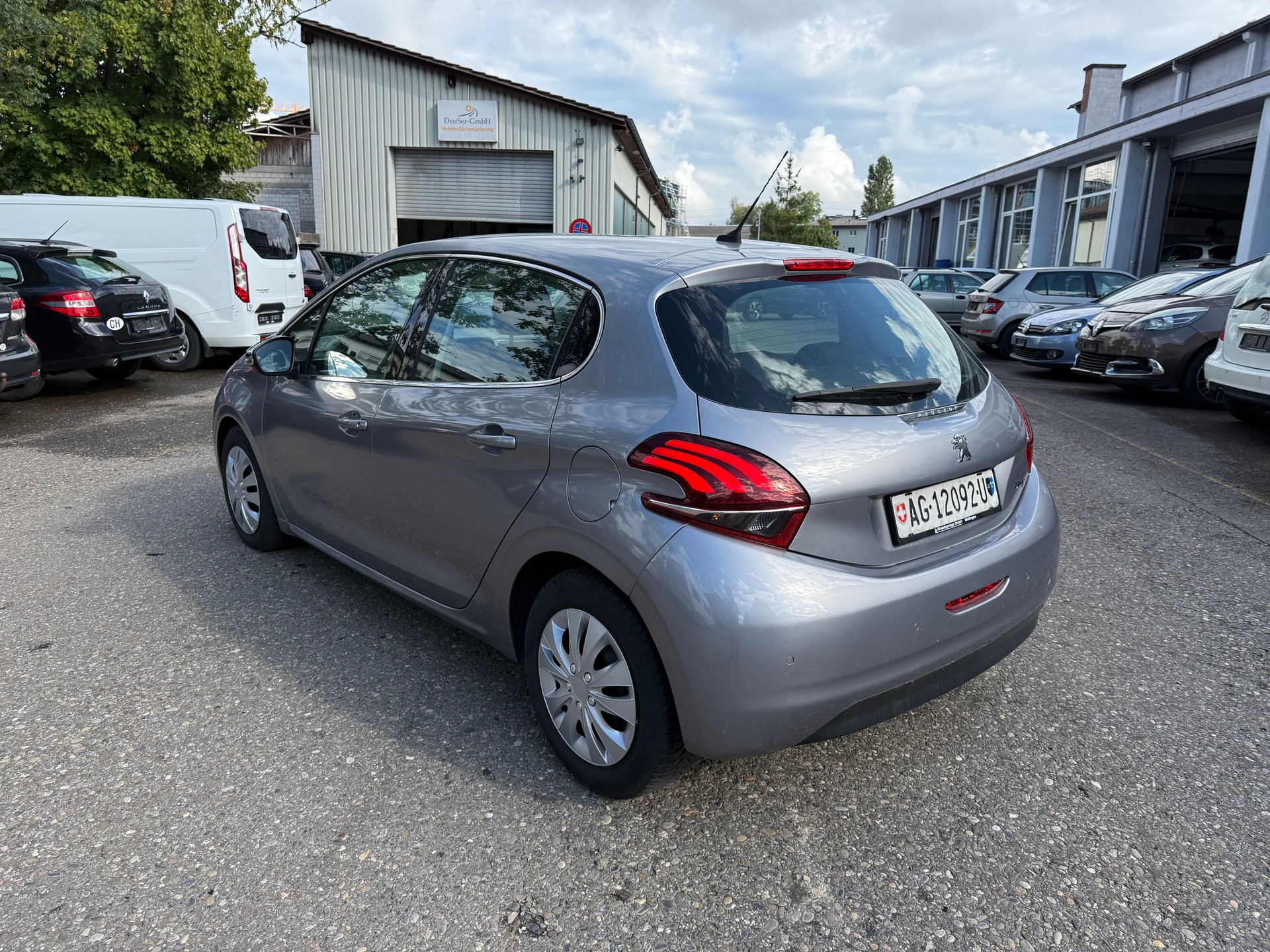 PEUGEOT 208 1.2 PureTech Allure EAT6-showroom-element-3