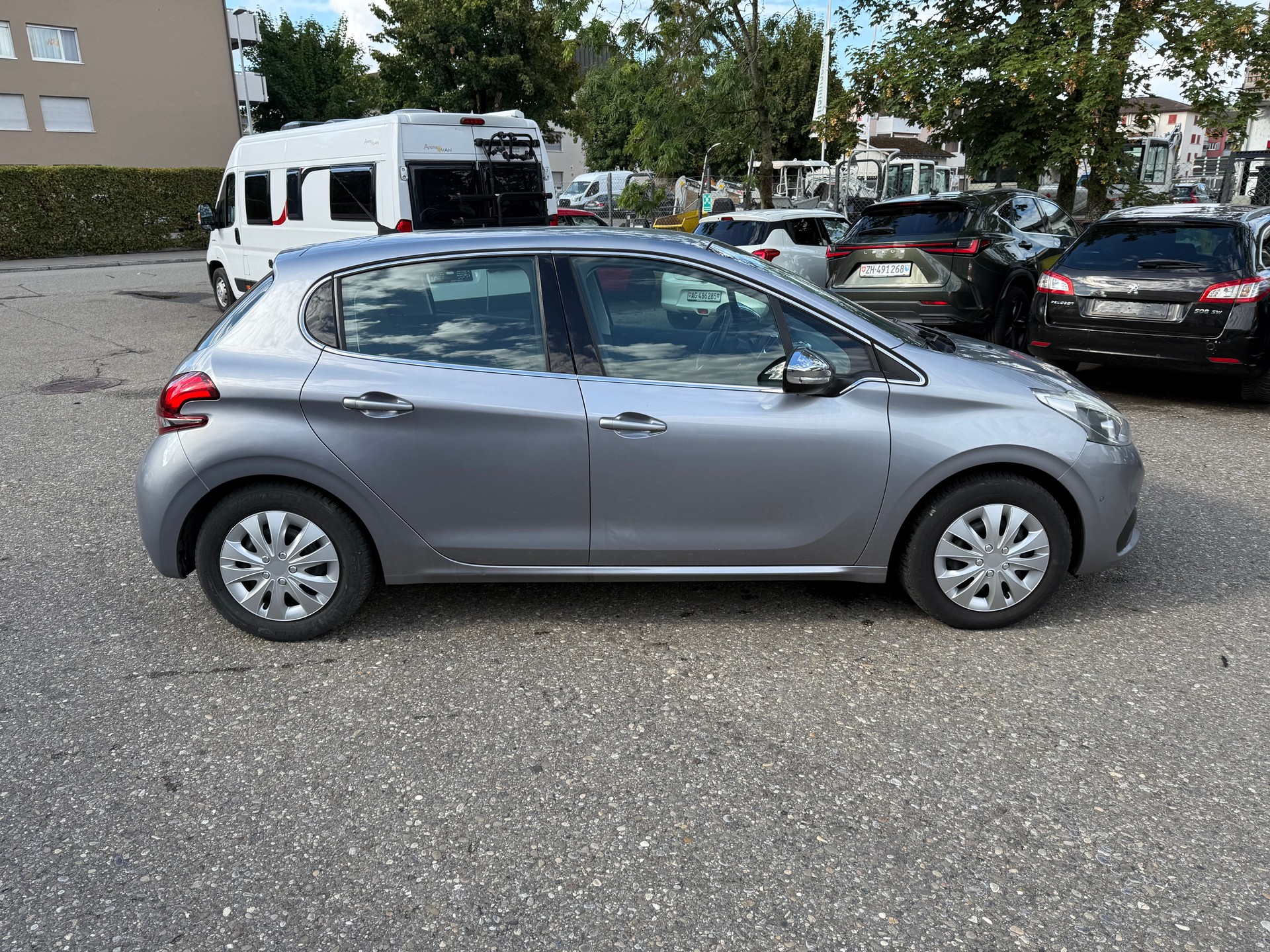 PEUGEOT 208 1.2 PureTech Allure EAT6-showroom-element-2