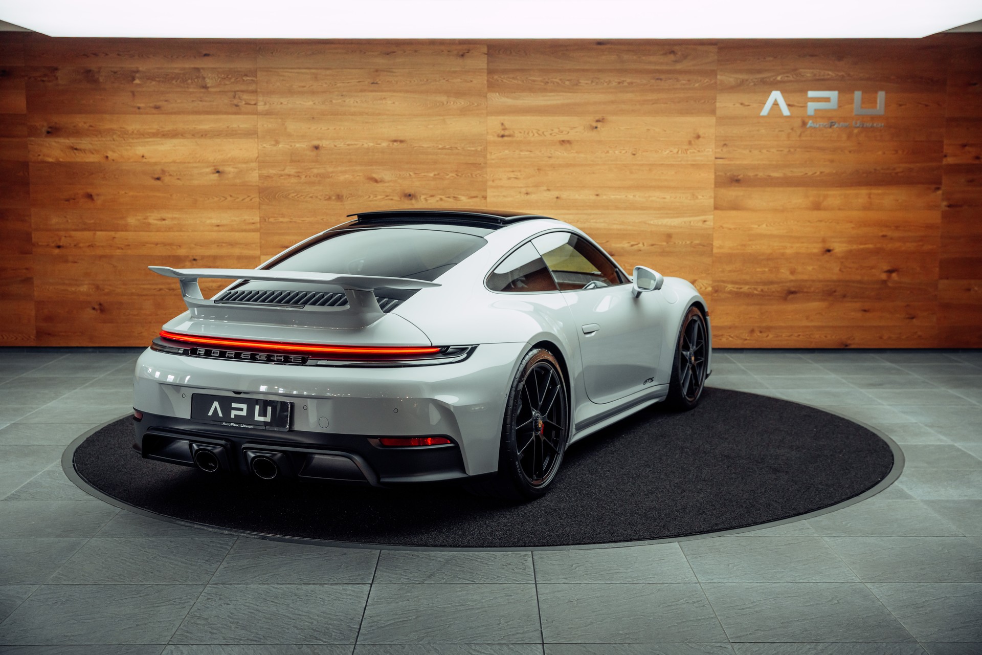 PORSCHE 911 Carrera 4 GTS PDK AeroKit Eisgraumetallic-showroom-element-1