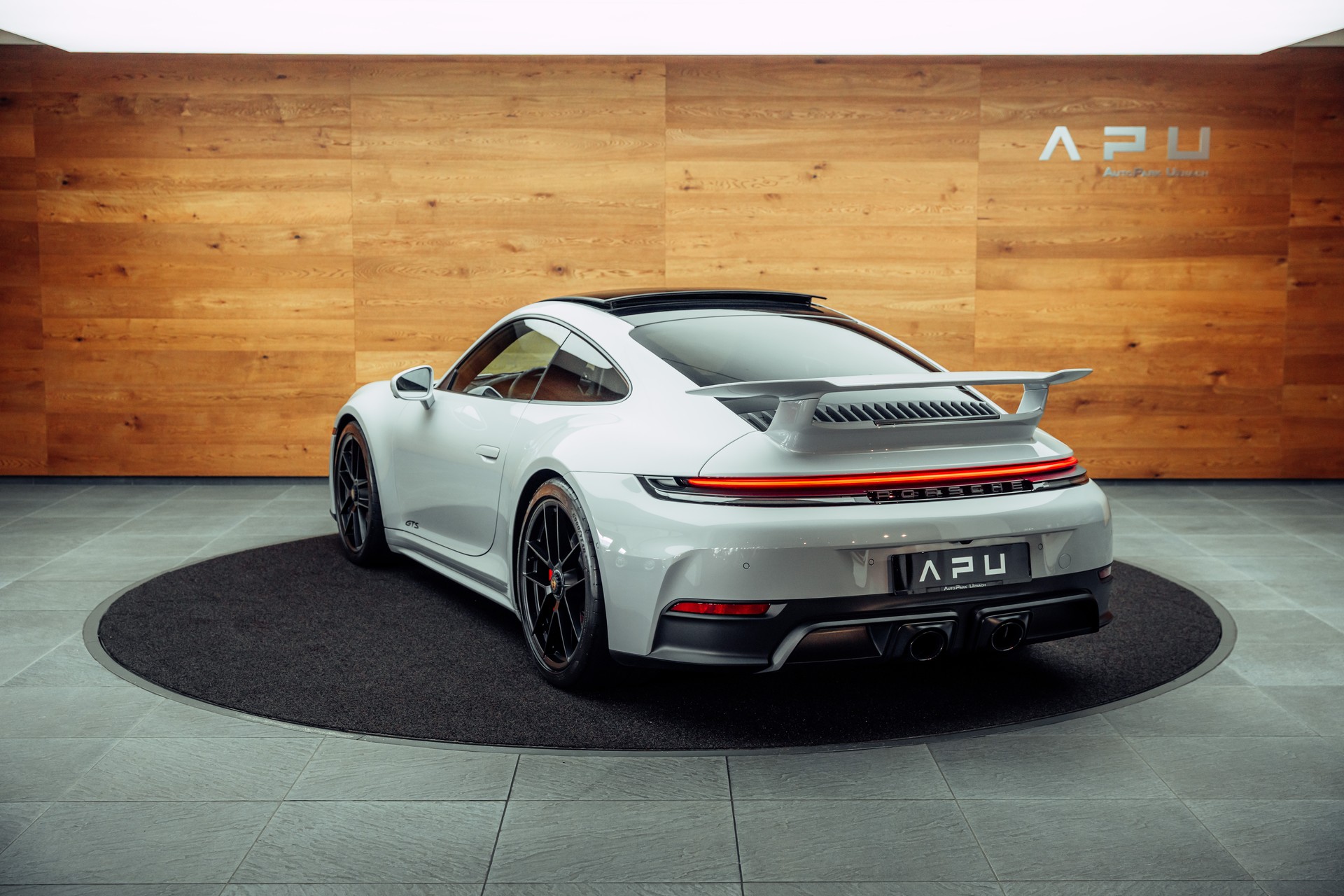 PORSCHE 911 Carrera 4 GTS PDK AeroKit Eisgraumetallic-showroom-element-2
