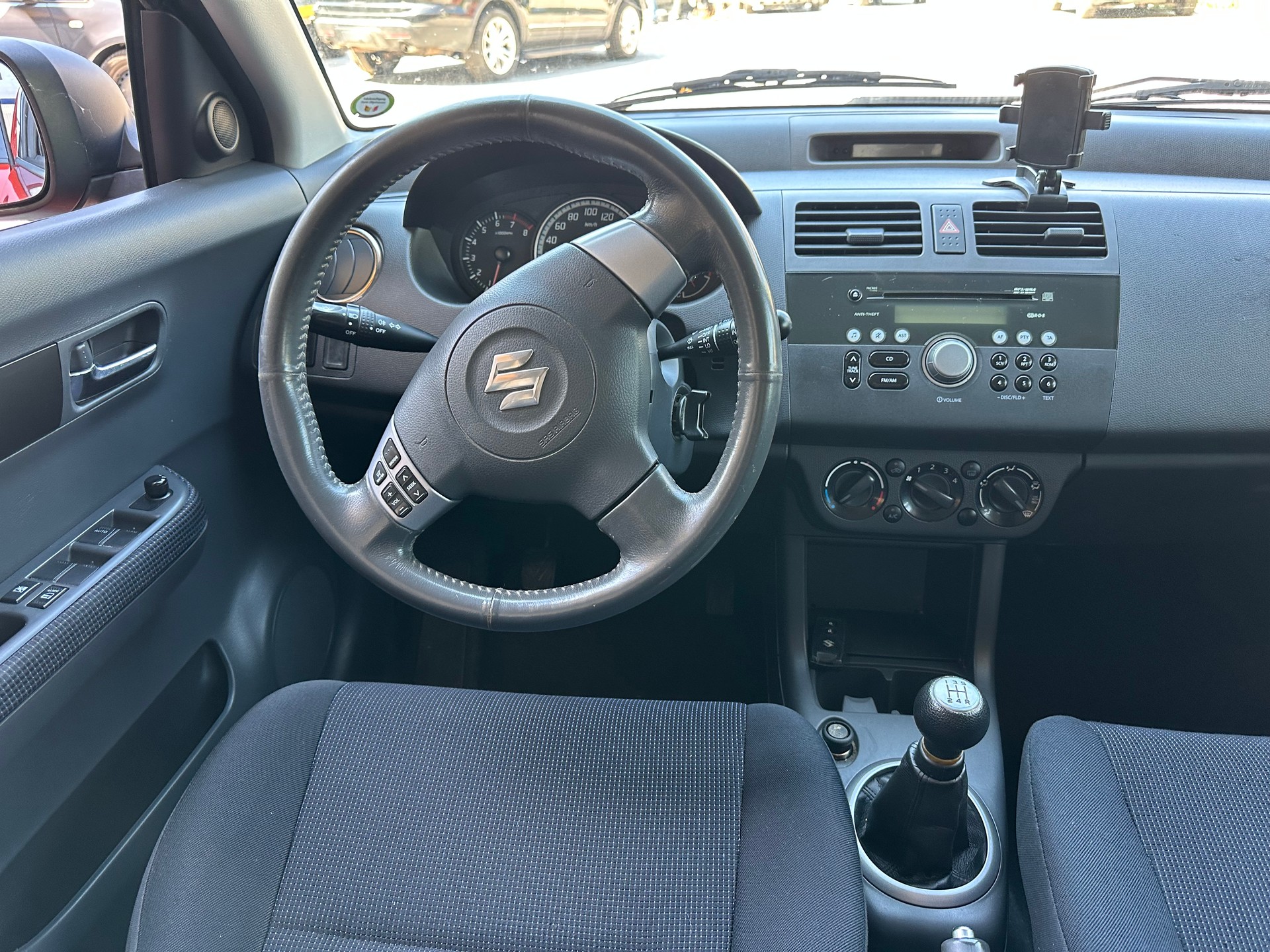 SUZUKI Swift 1.3i 16V GL Top 4x4-image-10