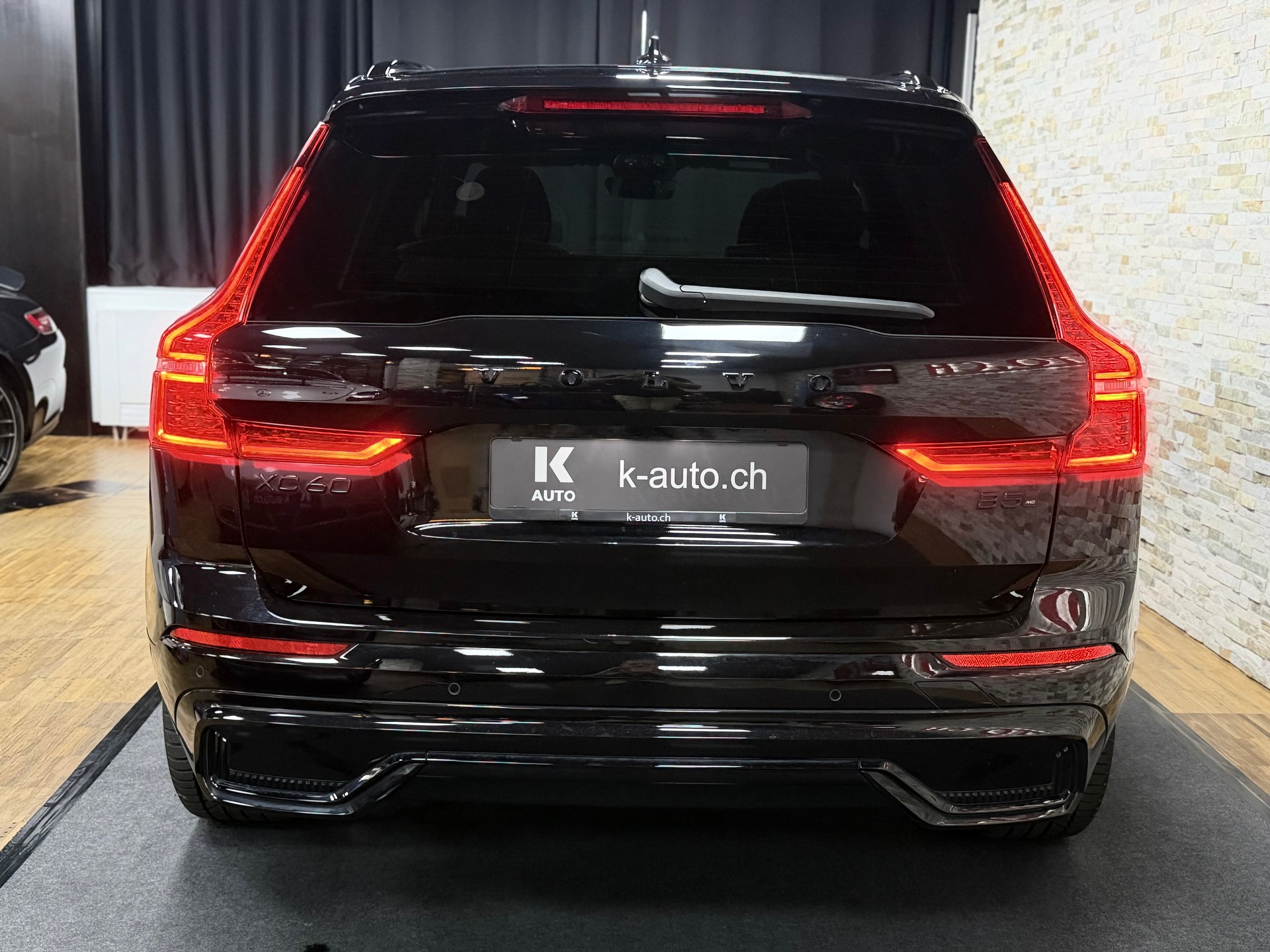 VOLVO XC60 B5 Benzin Mild Hybrid AWD Ultra Dark Geartronic-showroom-element-3