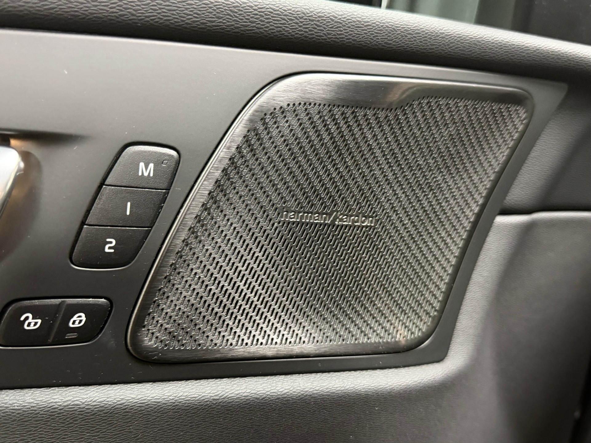 VOLVO XC60 B5 Benzin Mild Hybrid AWD Ultra Dark Geartronic-image-15