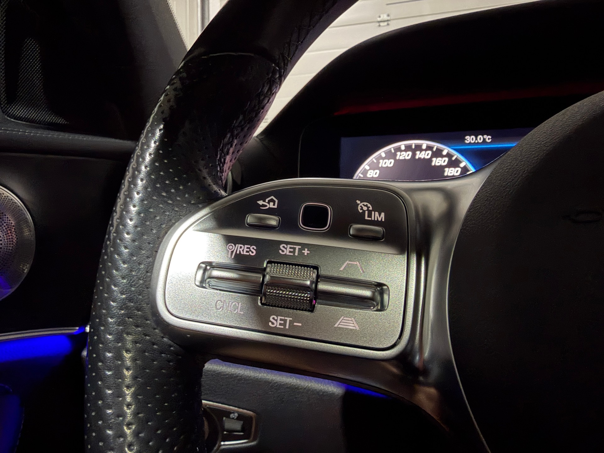 MERCEDES-BENZ E 400 d 4Matic AMG Line 9G-Tronic-image-12