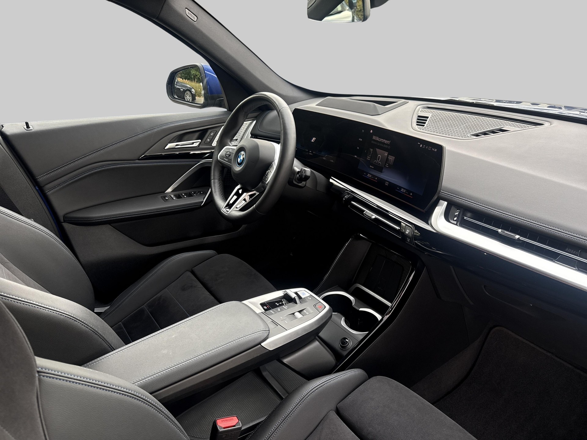 BMW iX1 xDrive 30 M Sport-image-7