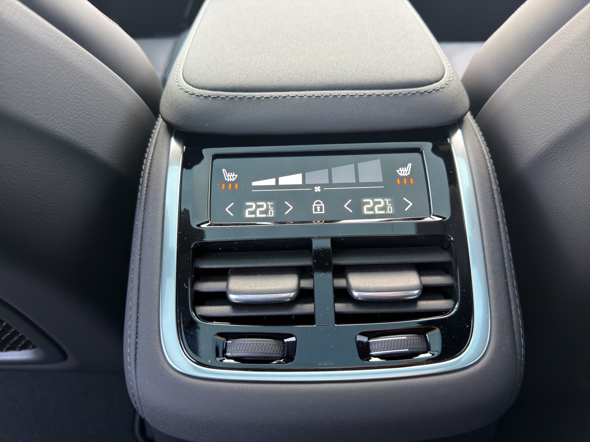 VOLVO XC90 2.0 T8 TE Black Edition eAWD-image-18