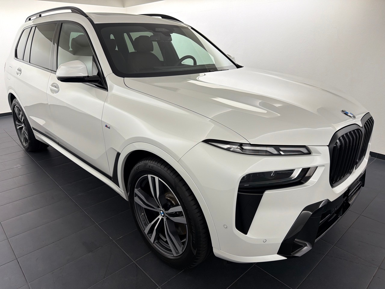 BMW X7 xDr 48 40d M Sport Pro-showroom-element-3