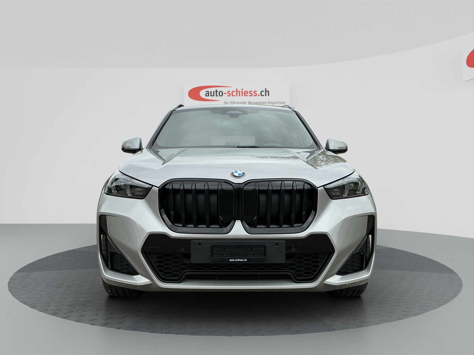 BMW X1 sDrive 18i M-Sport-showroom-element-1