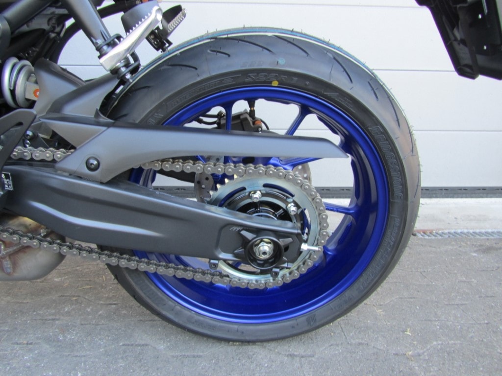 YAMAHA R7-image-7