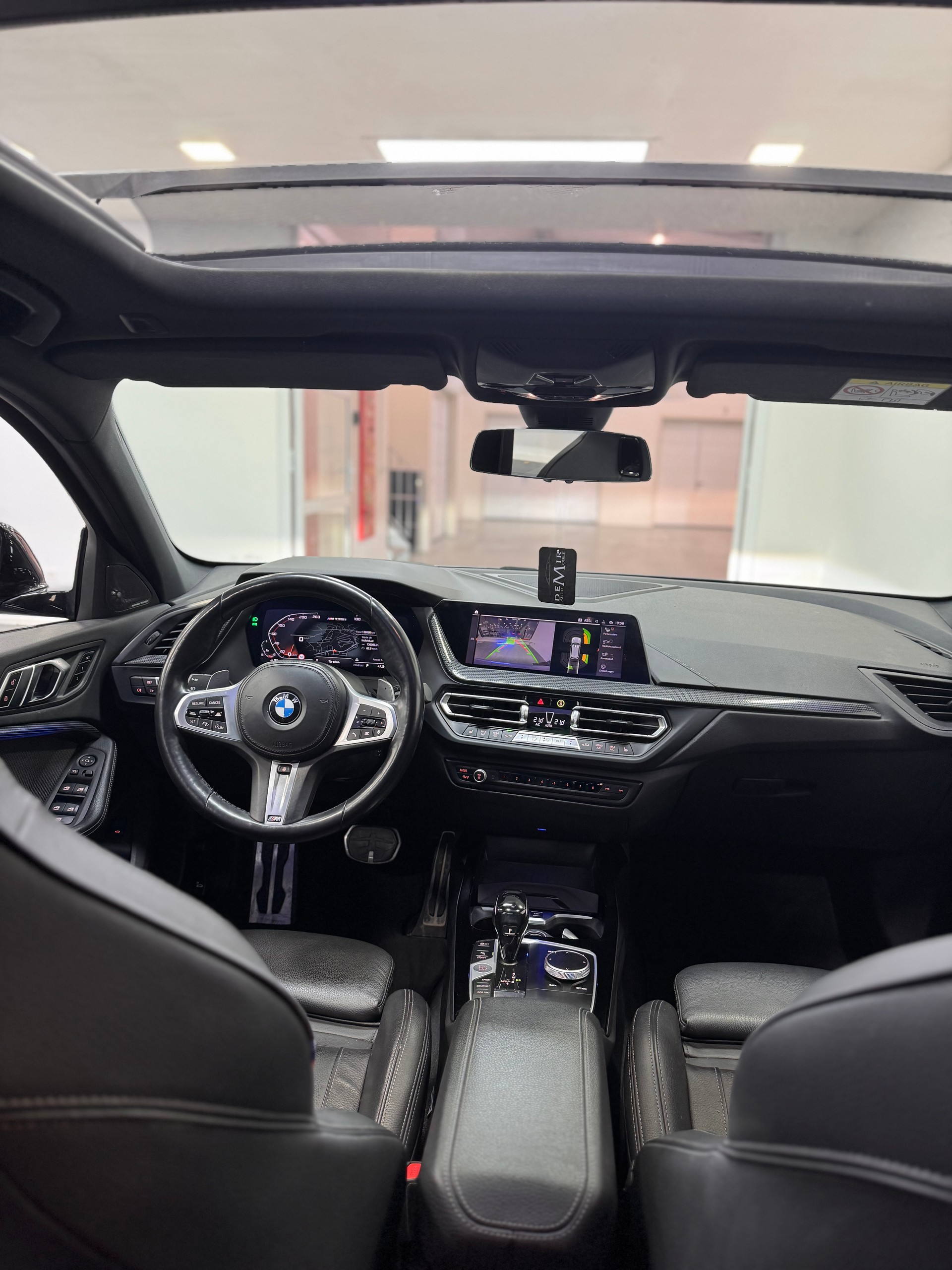 BMW M135i xDrive Steptronic *CH-Fahrzeug / Panorama / Headup / H/K Soundsystem / Leder Dakota / Performance Paket*-image-13