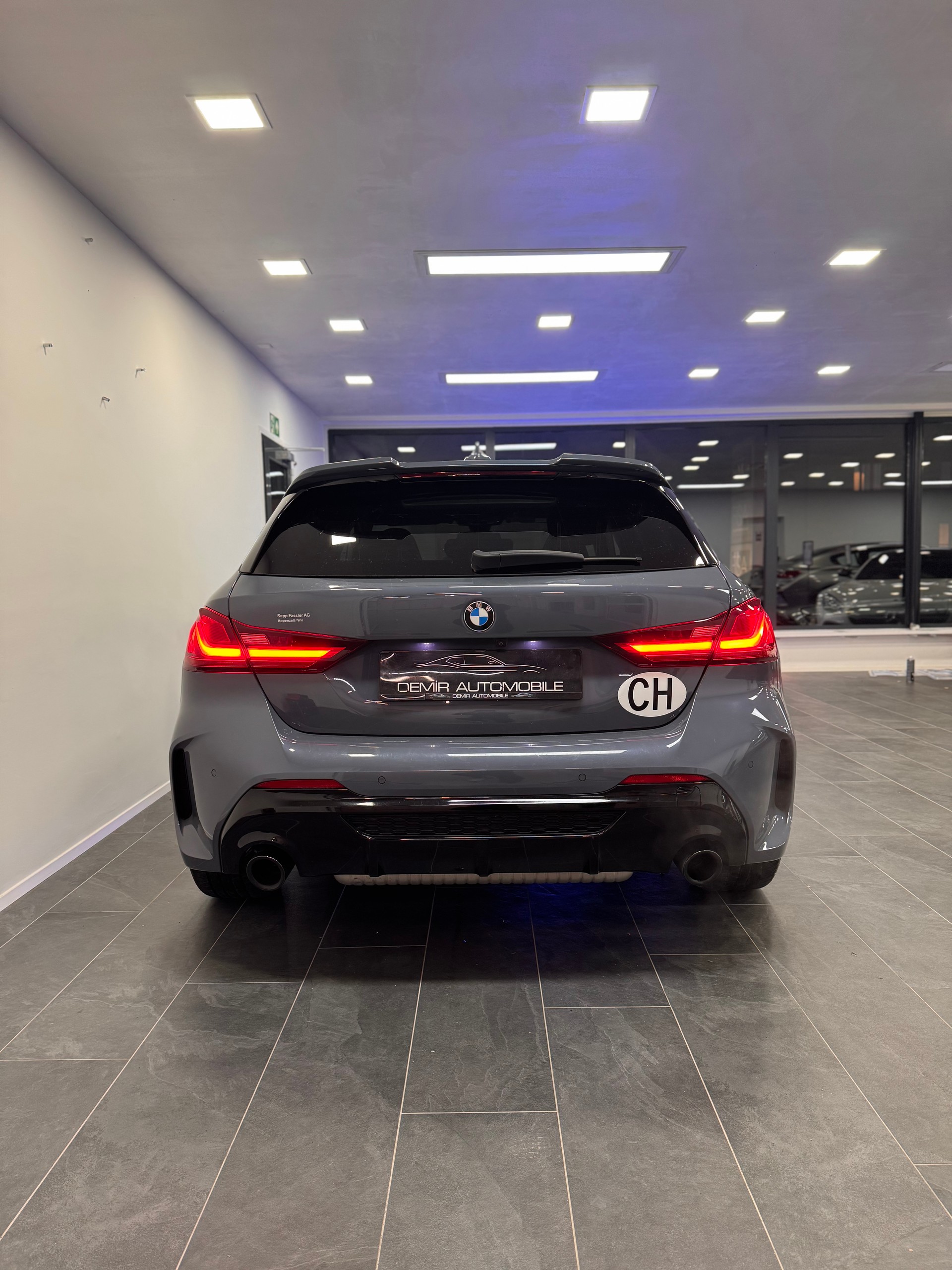 BMW M135i xDrive Steptronic *CH-Fahrzeug / Panorama / Headup / H/K Soundsystem / Leder Dakota / Performance Paket*-image-4