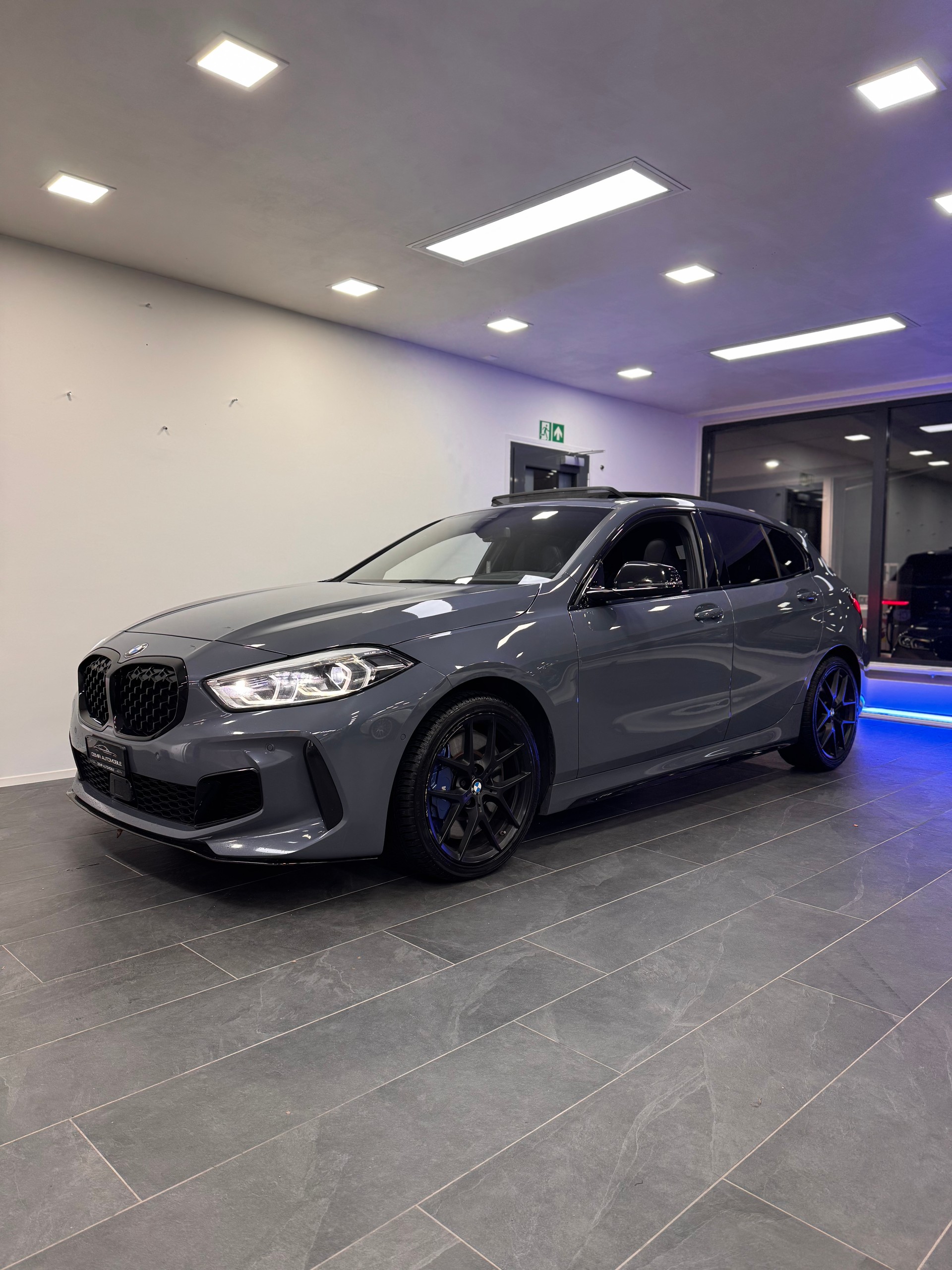 BMW M135i xDrive Steptronic *CH-Fahrzeug / Panorama / Headup / H/K Soundsystem / Leder Dakota / Performance Paket*