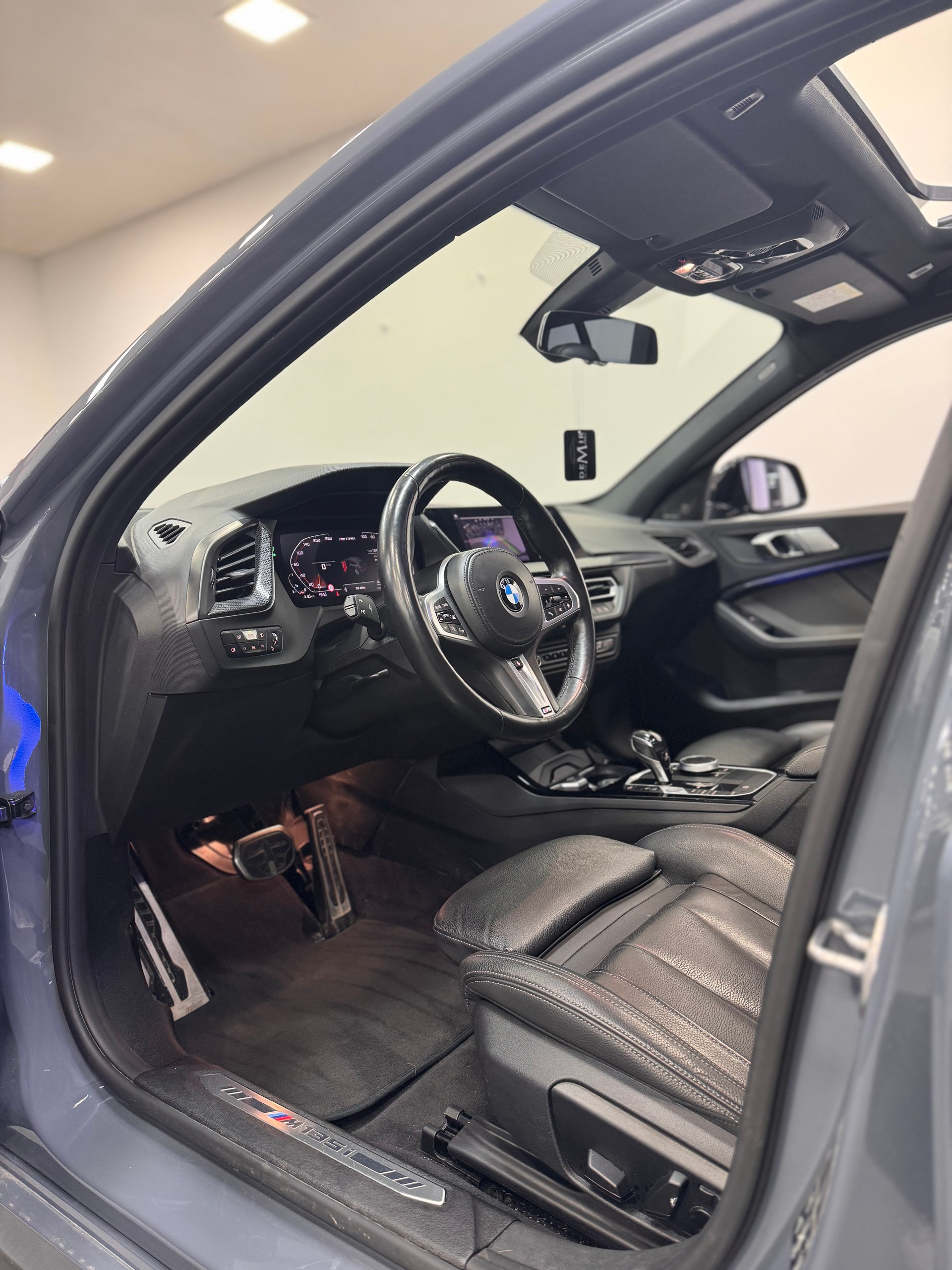 BMW M135i xDrive Steptronic *CH-Fahrzeug / Panorama / Headup / H/K Soundsystem / Leder Dakota / Performance Paket*-image-6
