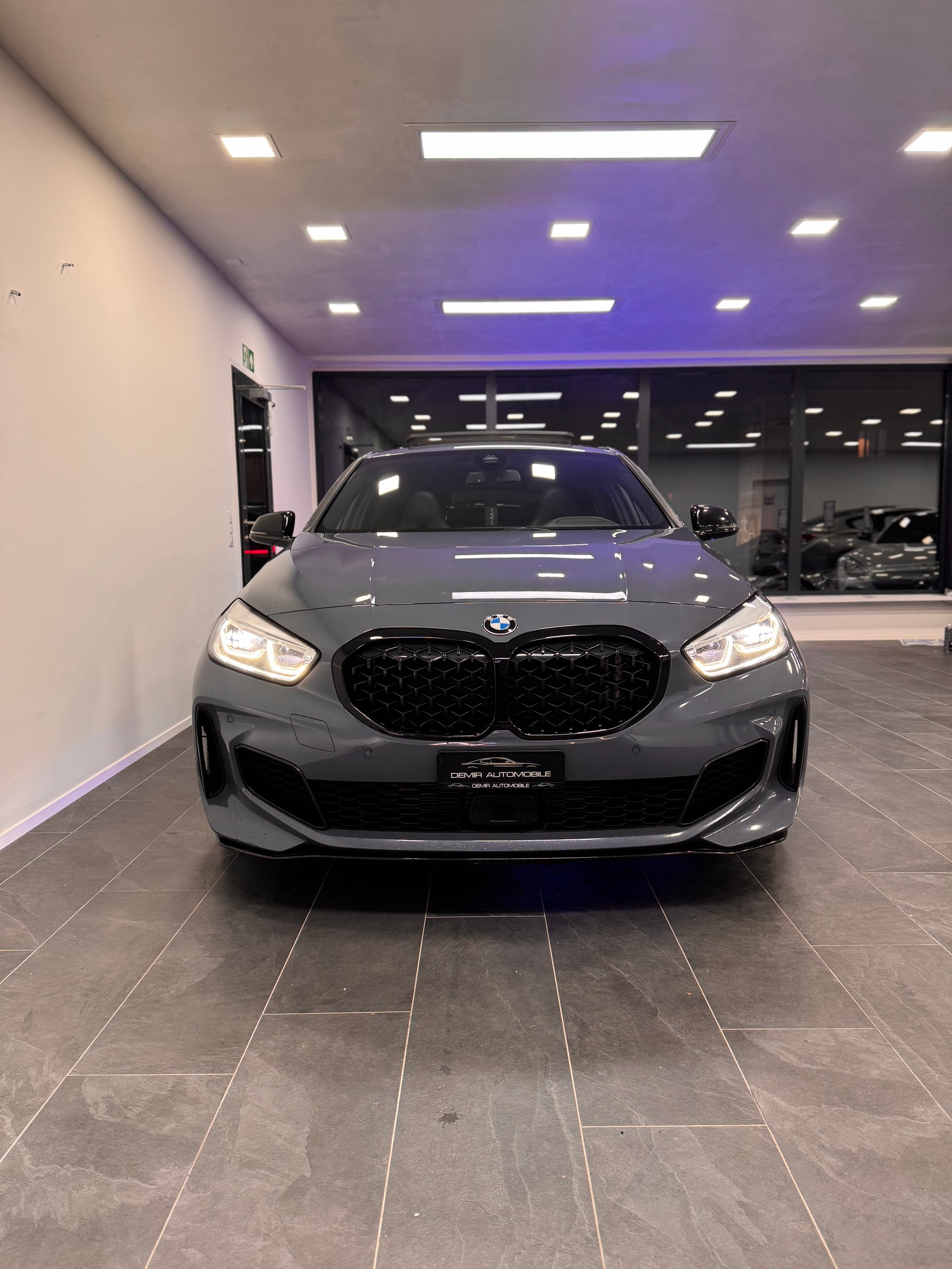 BMW M135i xDrive Steptronic *CH-Fahrzeug / Panorama / Headup / H/K Soundsystem / Leder Dakota / Performance Paket*-image-1
