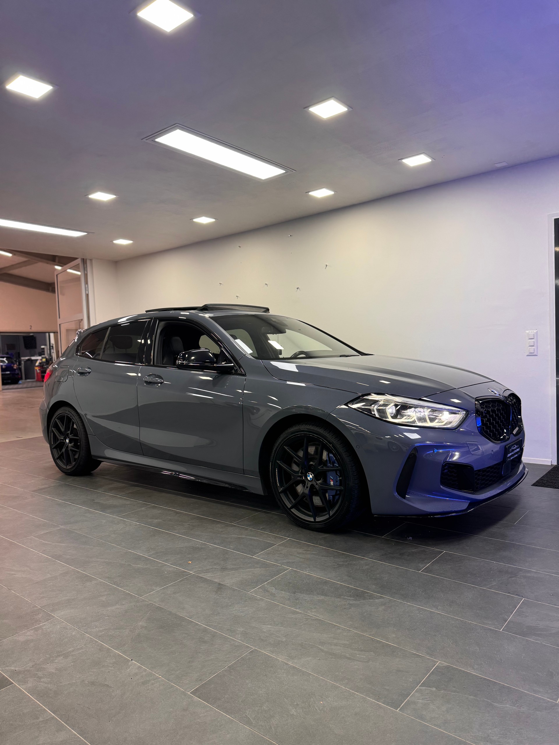 BMW M135i xDrive Steptronic *CH-Fahrzeug / Panorama / Headup / H/K Soundsystem / Leder Dakota / Performance Paket*-image-2