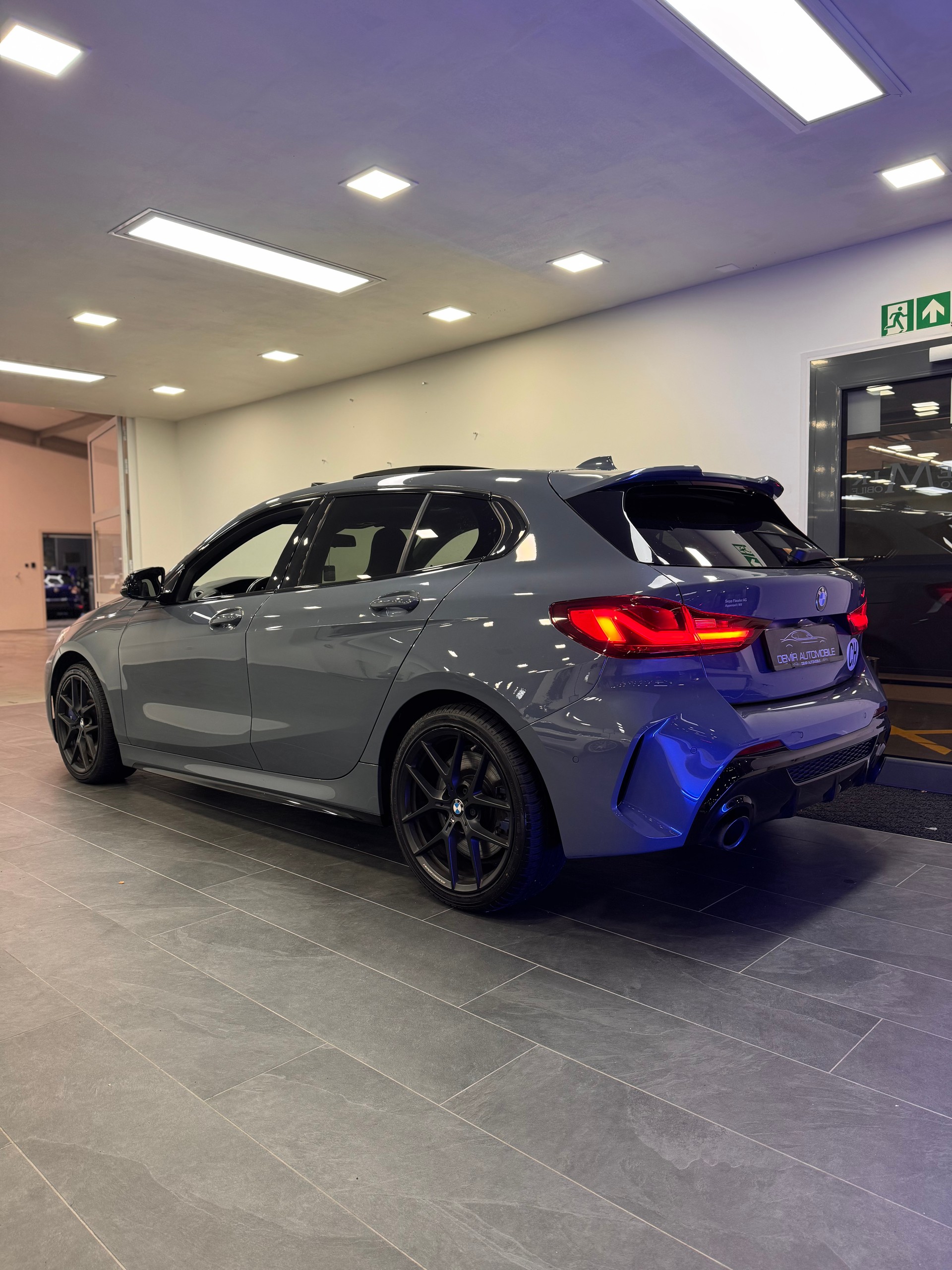 BMW M135i xDrive Steptronic *CH-Fahrzeug / Panorama / Headup / H/K Soundsystem / Leder Dakota / Performance Paket*-image-5