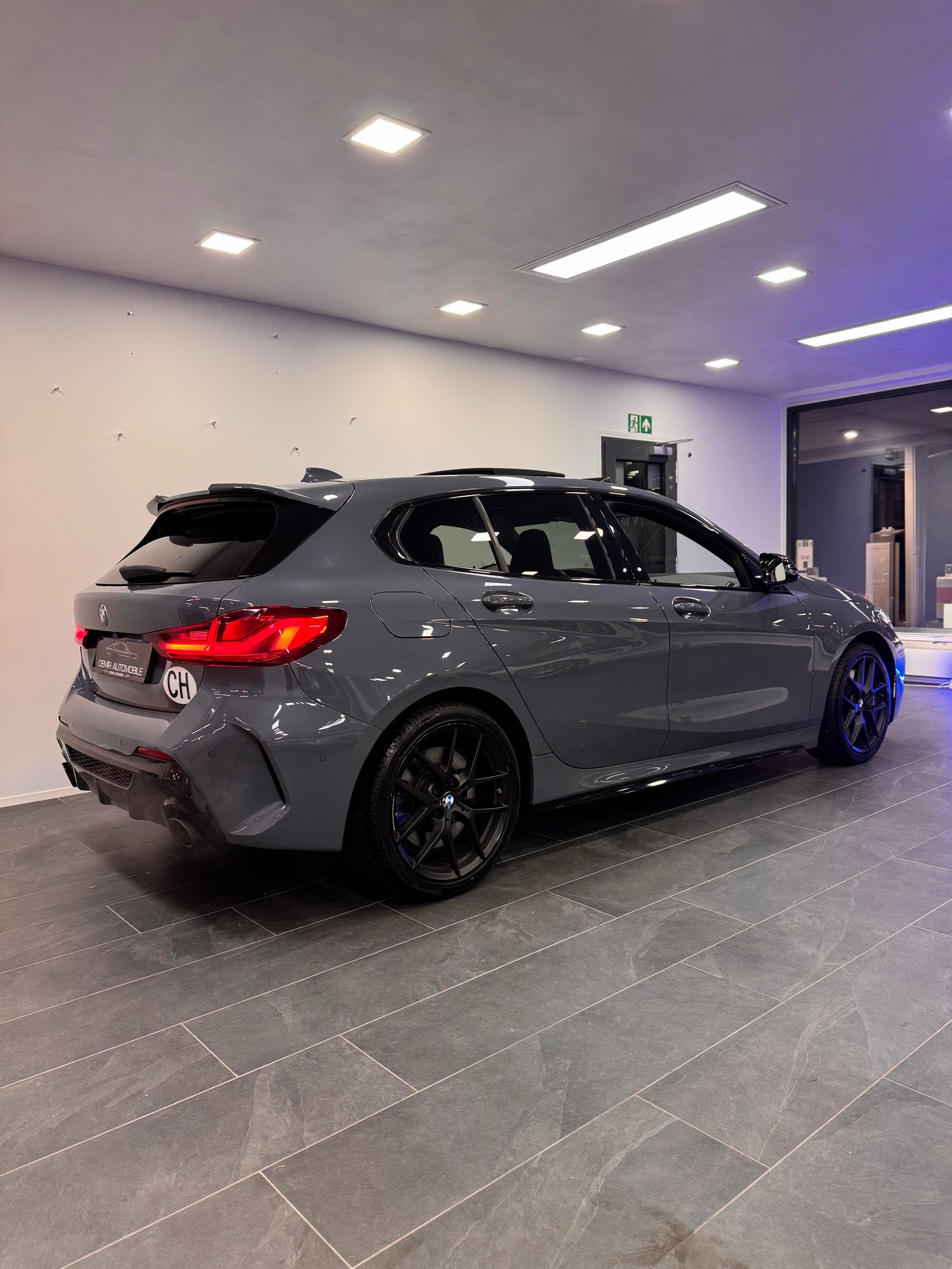 BMW M135i xDrive Steptronic *CH-Fahrzeug / Panorama / Headup / H/K Soundsystem / Leder Dakota / Performance Paket*-image-3