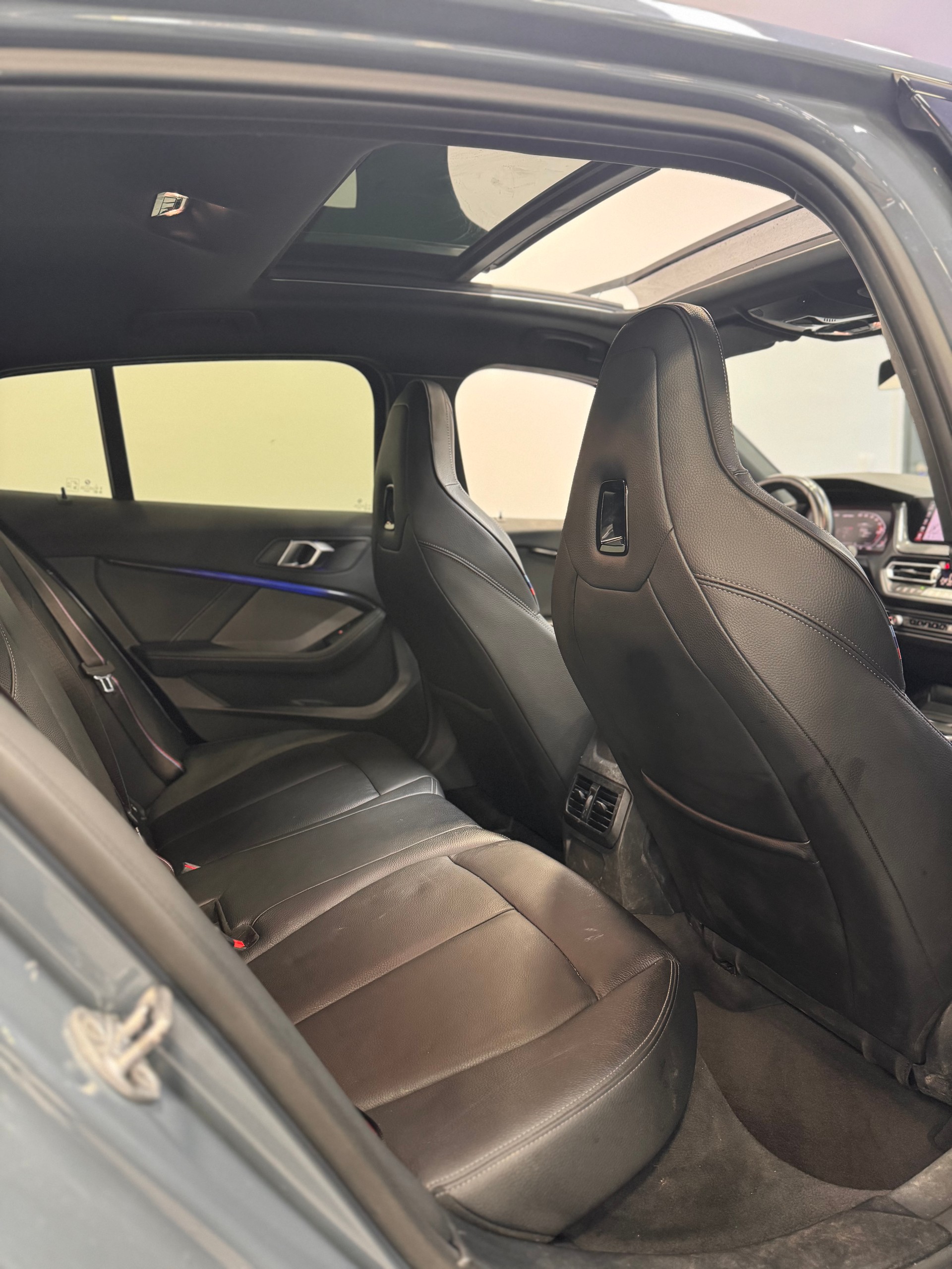 BMW M135i xDrive Steptronic *CH-Fahrzeug / Panorama / Headup / H/K Soundsystem / Leder Dakota / Performance Paket*-image-9