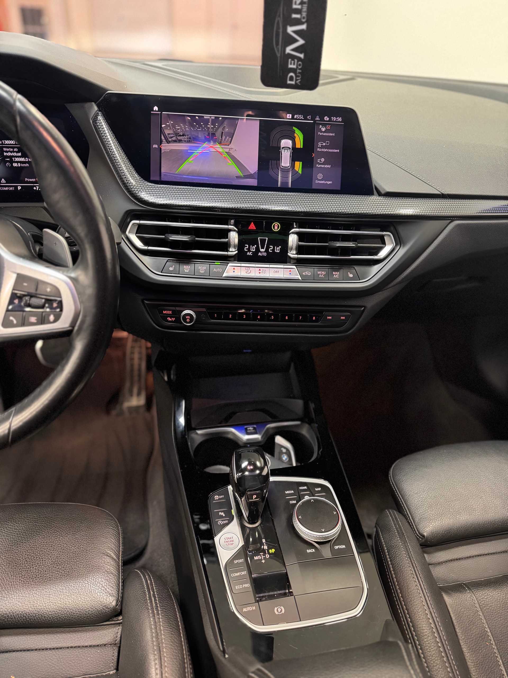 BMW M135i xDrive Steptronic *CH-Fahrzeug / Panorama / Headup / H/K Soundsystem / Leder Dakota / Performance Paket*-image-12