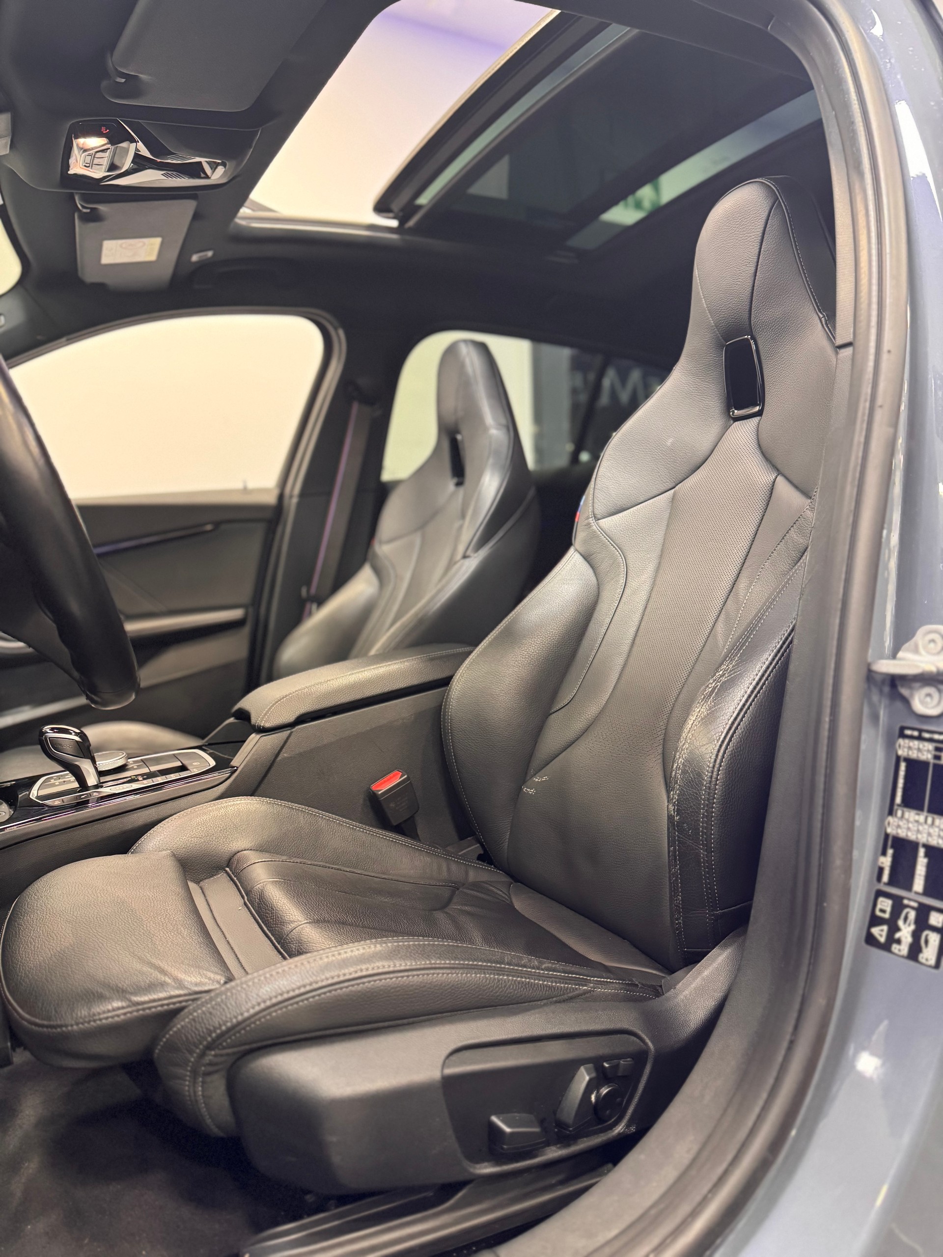 BMW M135i xDrive Steptronic *CH-Fahrzeug / Panorama / Headup / H/K Soundsystem / Leder Dakota / Performance Paket*-image-7