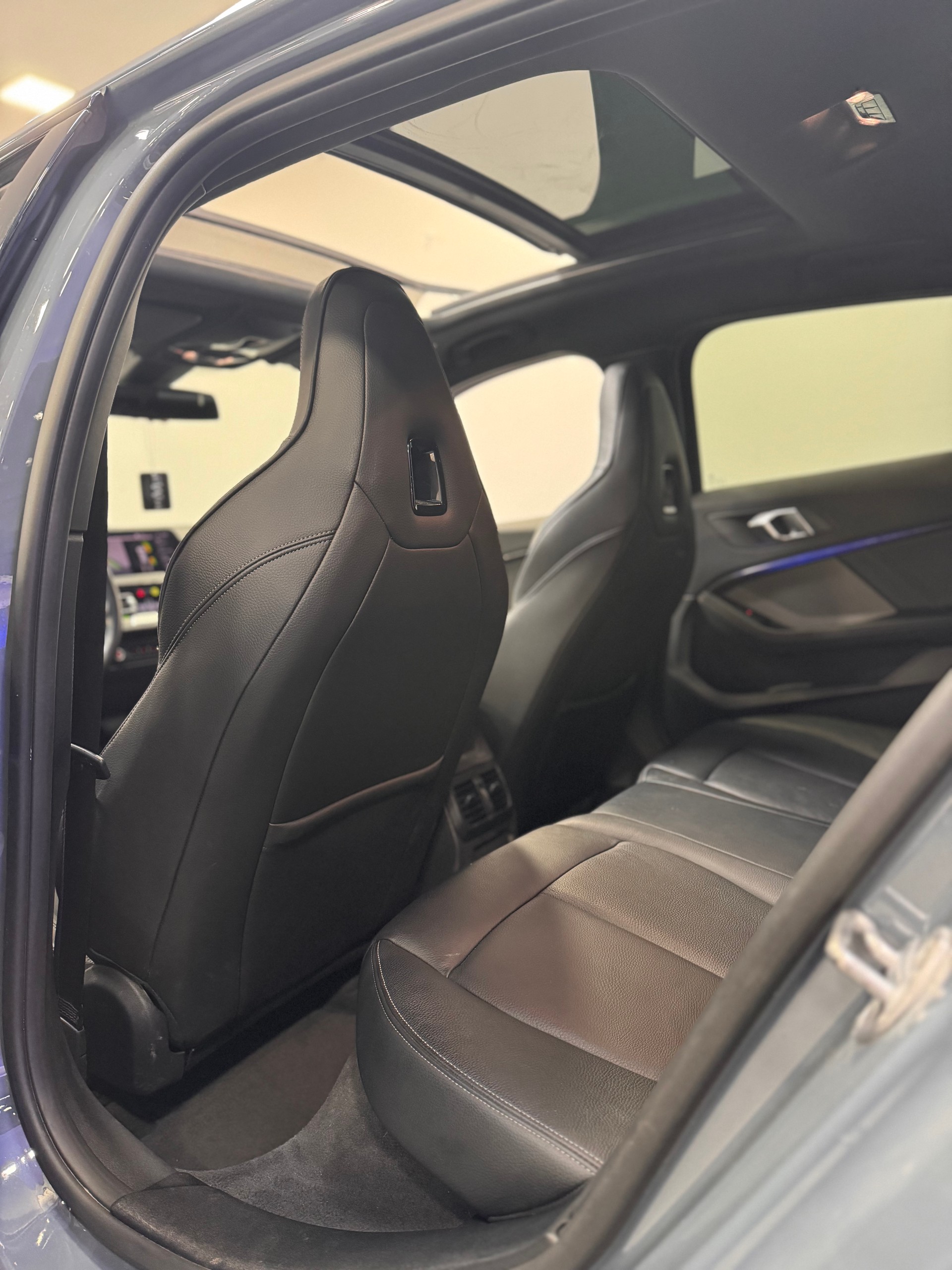 BMW M135i xDrive Steptronic *CH-Fahrzeug / Panorama / Headup / H/K Soundsystem / Leder Dakota / Performance Paket*-image-8