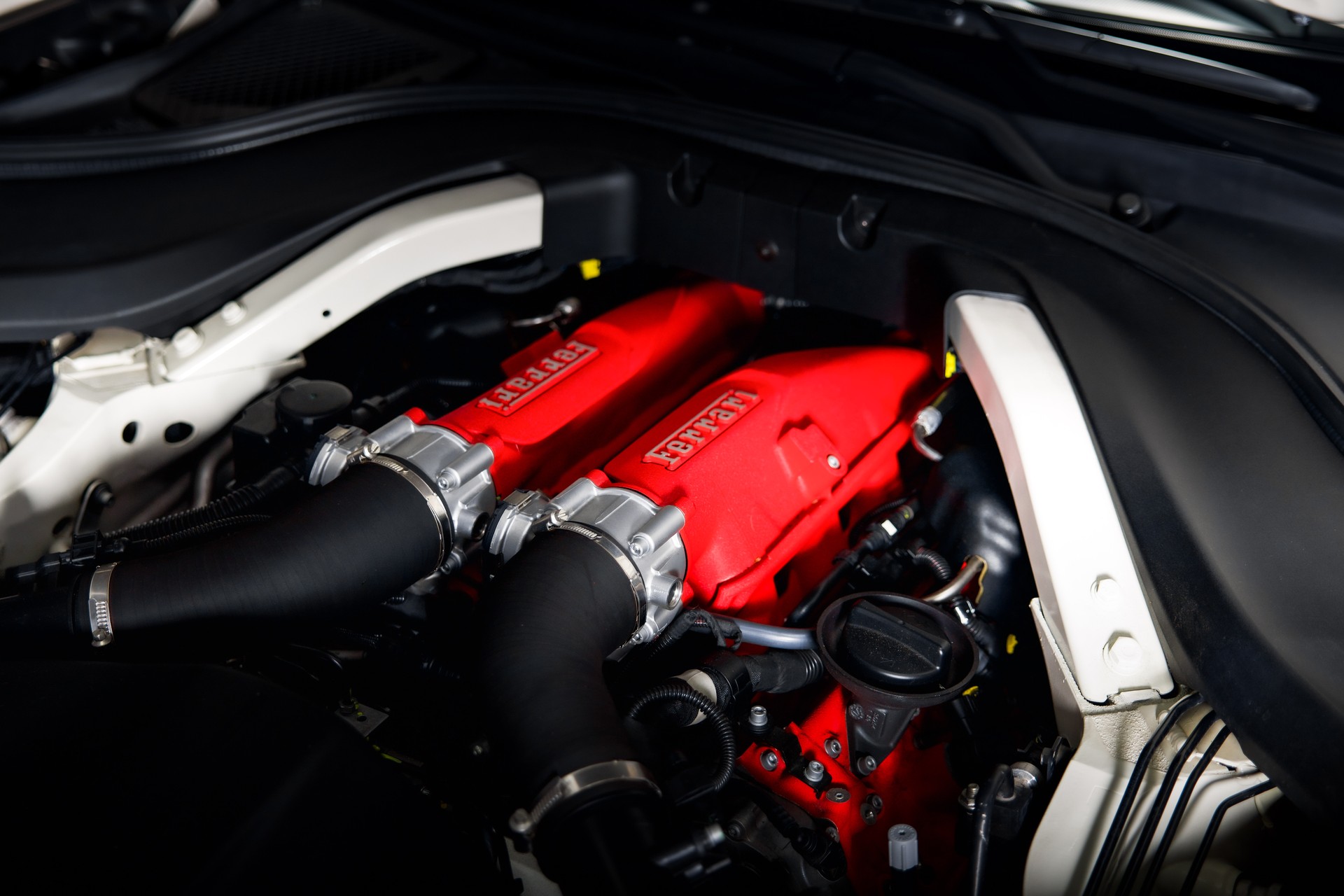 FERRARI Portofino 3.9 V8 T in Bianco Avus-image-21