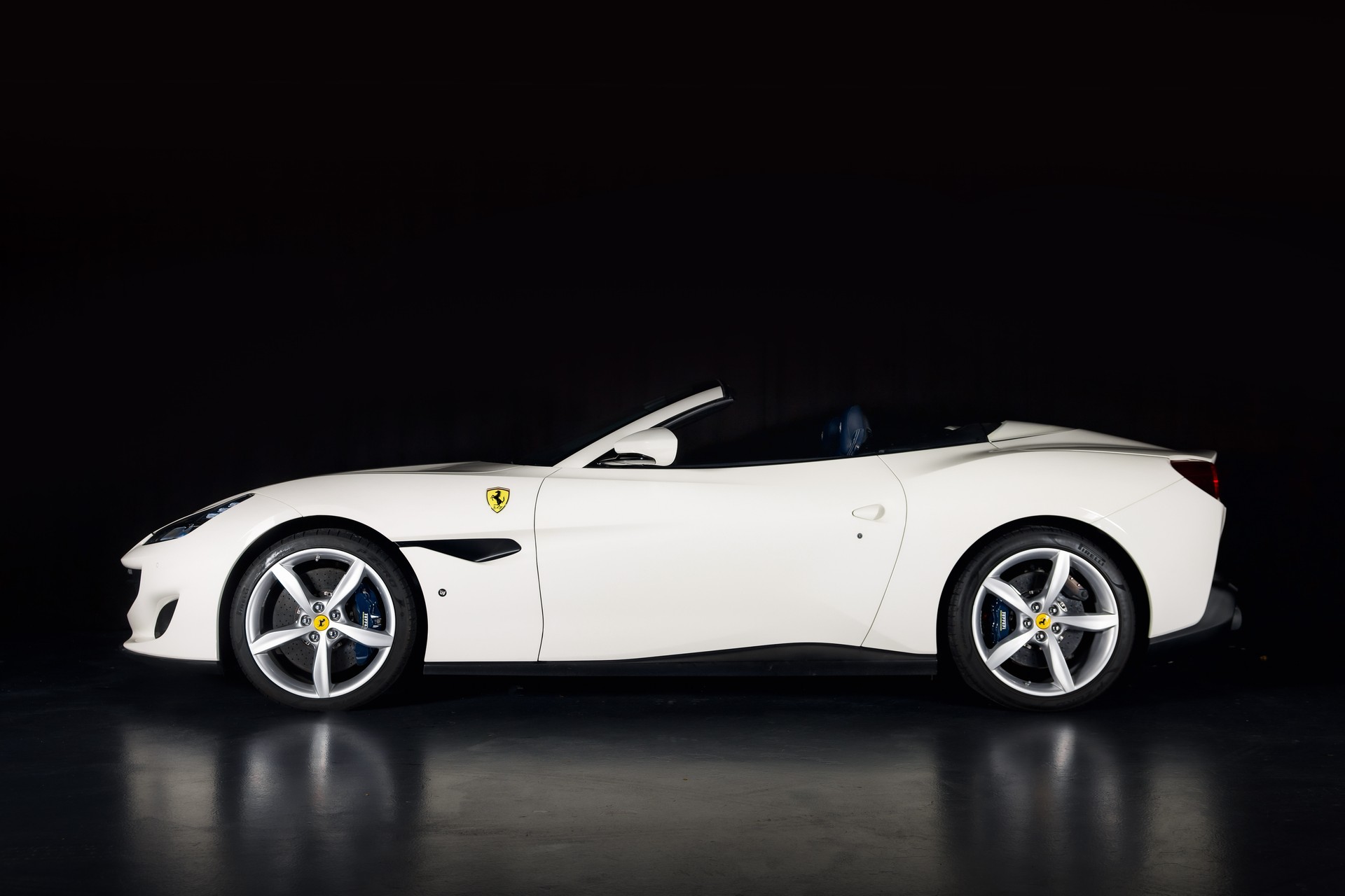 FERRARI Portofino 3.9 V8 T in Bianco Avus-showroom-element-3