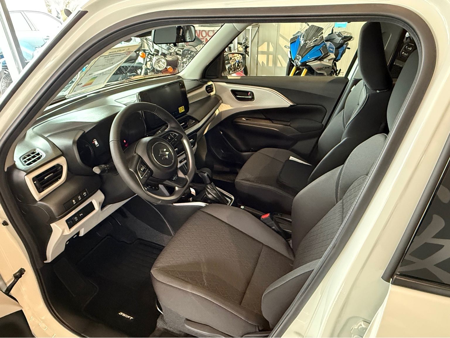 SUZUKI Swift 1.2 Sakura Top Hybrid-showroom-element-3