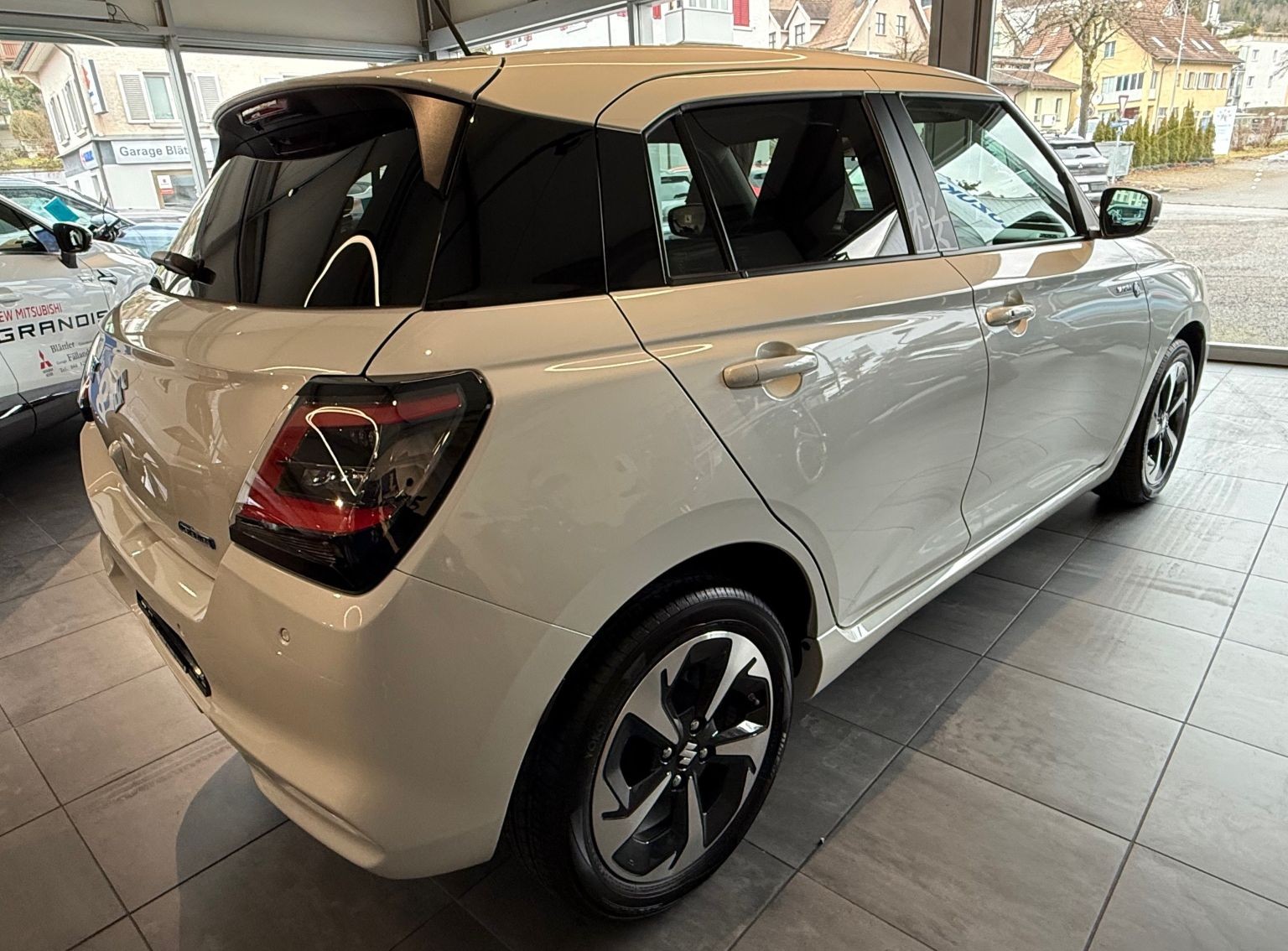 SUZUKI Swift 1.2 Sakura Top Hybrid-showroom-element-1