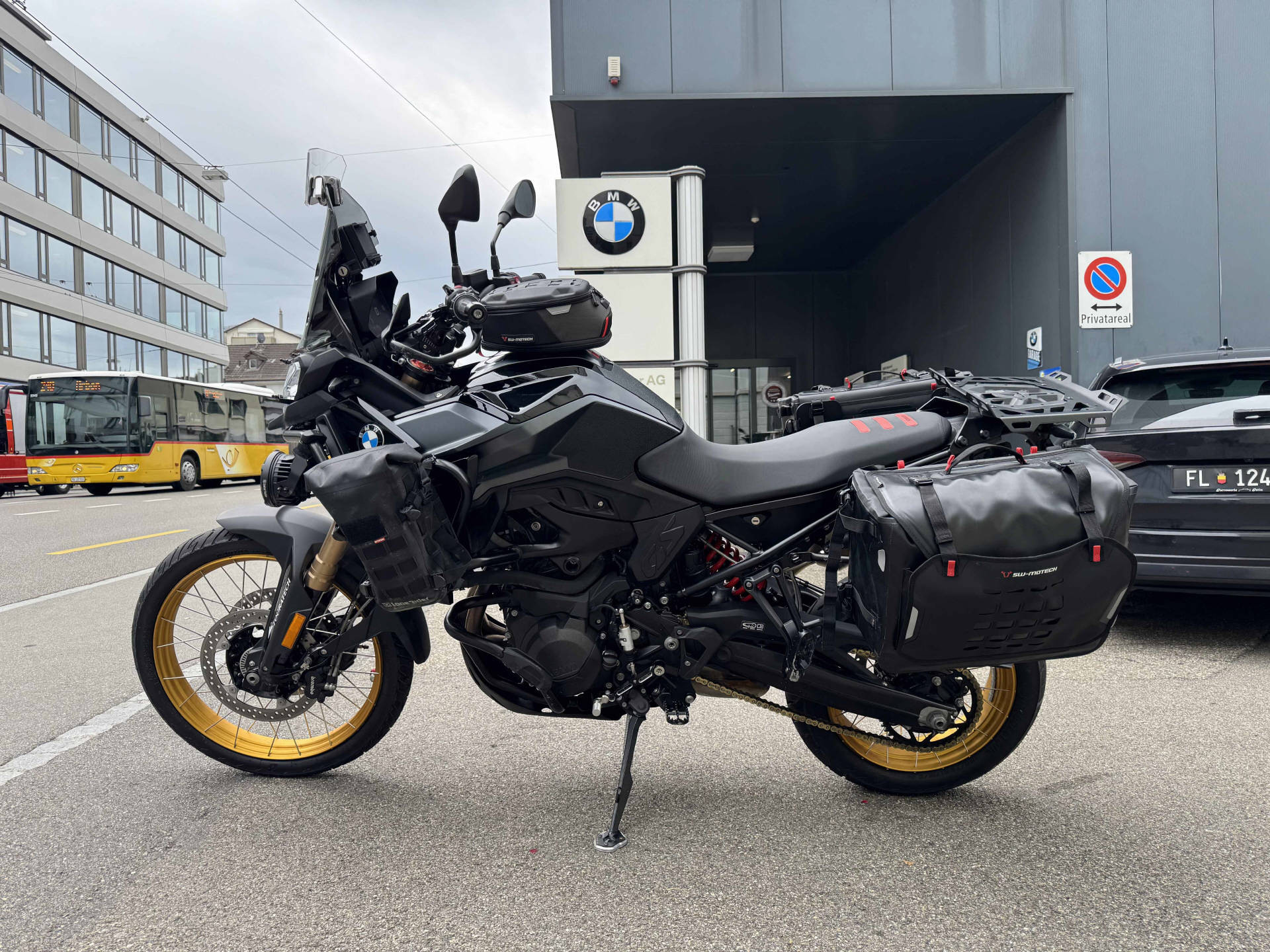 BMW F 900 GS-showroom-element-1