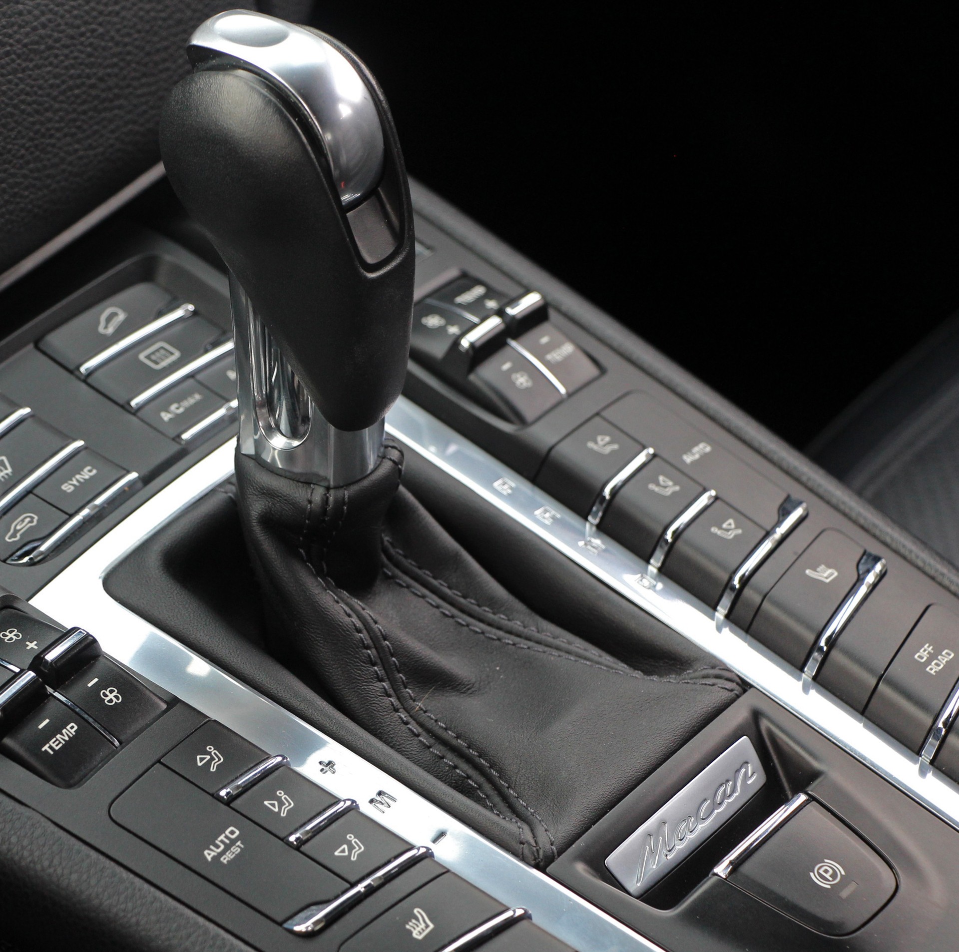 PORSCHE Macan Turbo PDK-image-12
