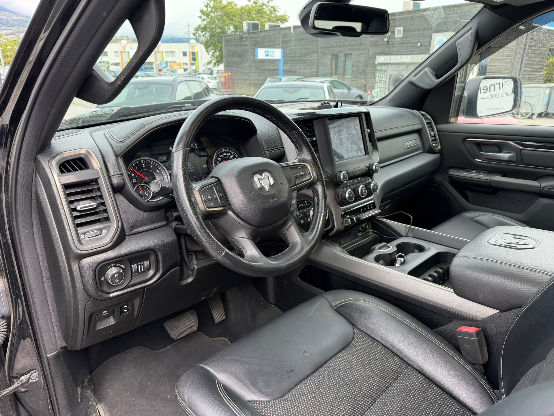 DODGE Ram 1500 Sport-showroom-element-3