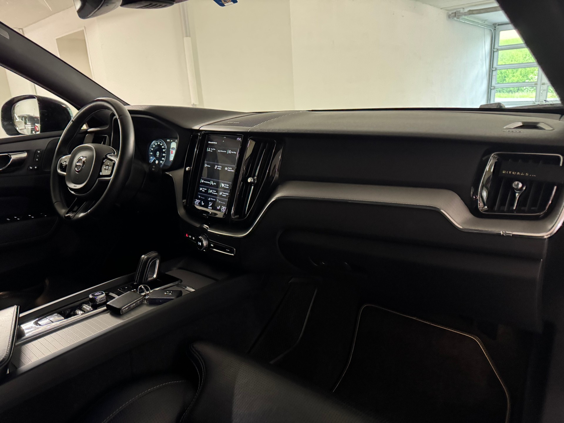 VOLVO XC60 B4 Diesel Mild Hybrid AWD R-Design Geartronic CH-Fahrzeug, 1-Hand-image-11
