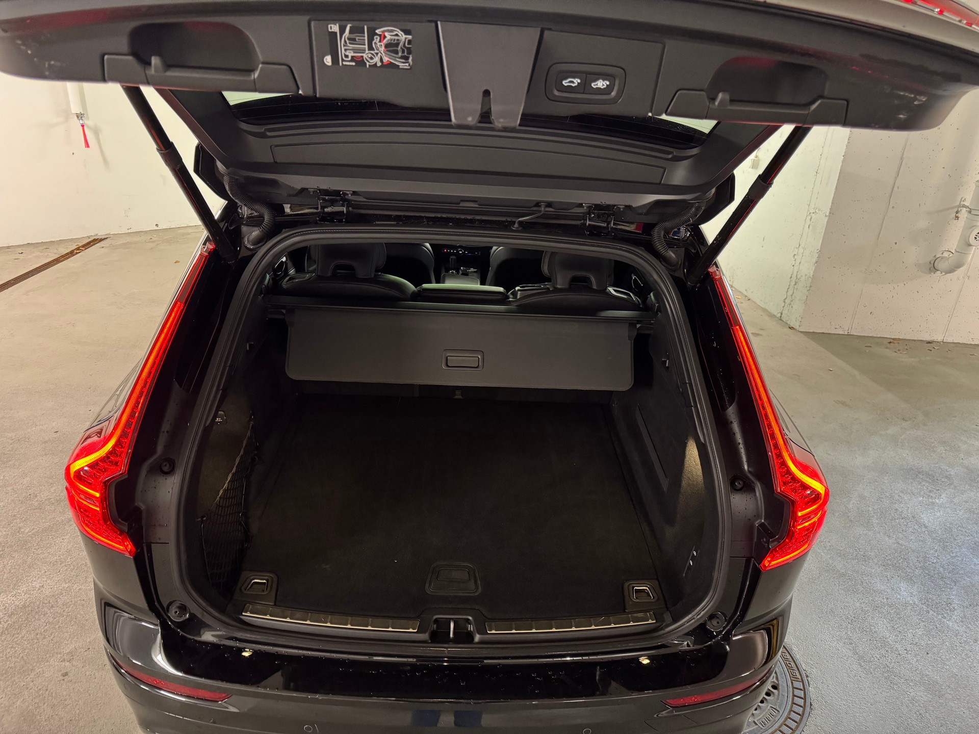 VOLVO XC60 B4 Diesel Mild Hybrid AWD R-Design Geartronic CH-Fahrzeug, 1-Hand-image-6