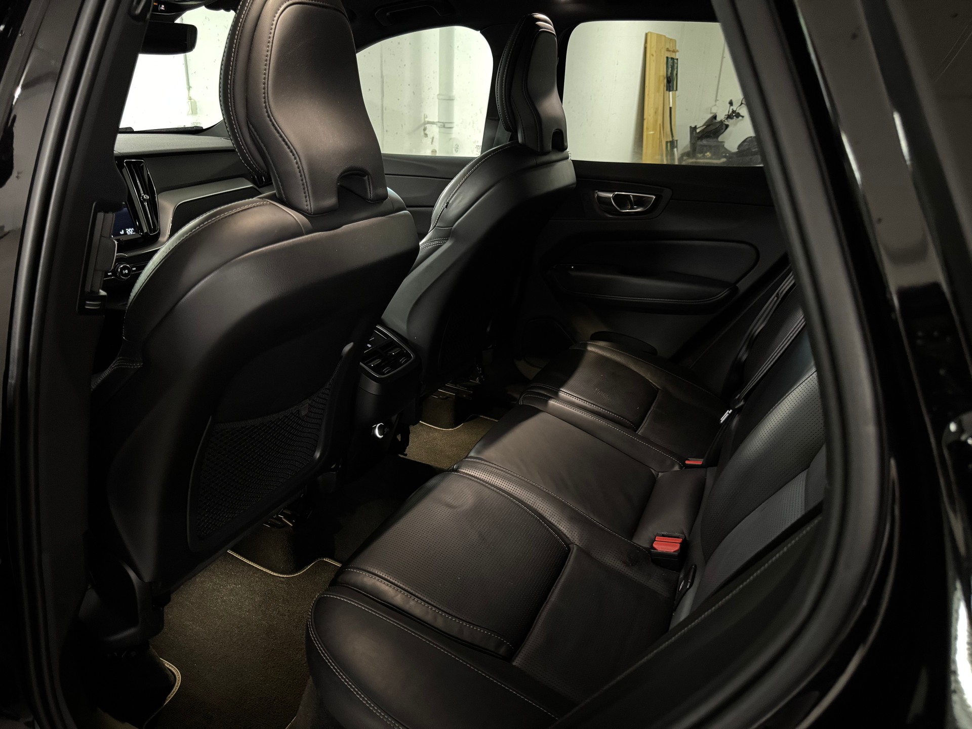 VOLVO XC60 B4 Diesel Mild Hybrid AWD R-Design Geartronic CH-Fahrzeug, 1-Hand-image-14