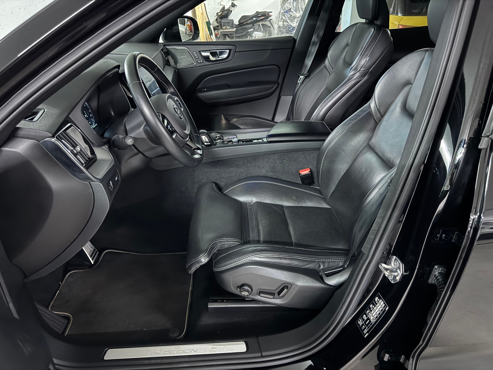 VOLVO XC60 B4 Diesel Mild Hybrid AWD R-Design Geartronic CH-Fahrzeug, 1-Hand-image-8