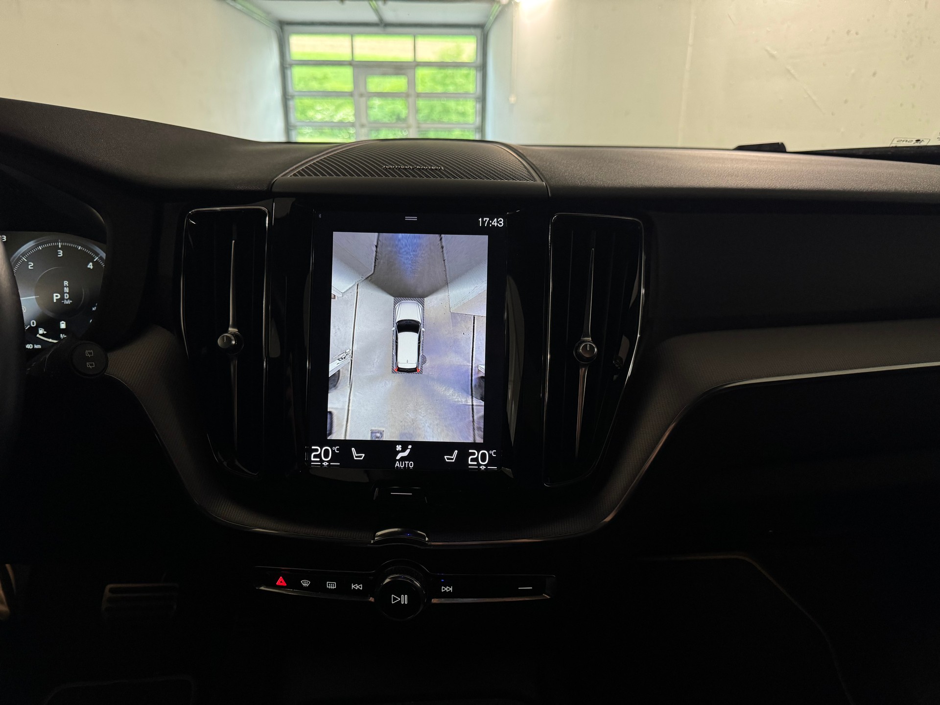 VOLVO XC60 B4 Diesel Mild Hybrid AWD R-Design Geartronic CH-Fahrzeug, 1-Hand-image-12