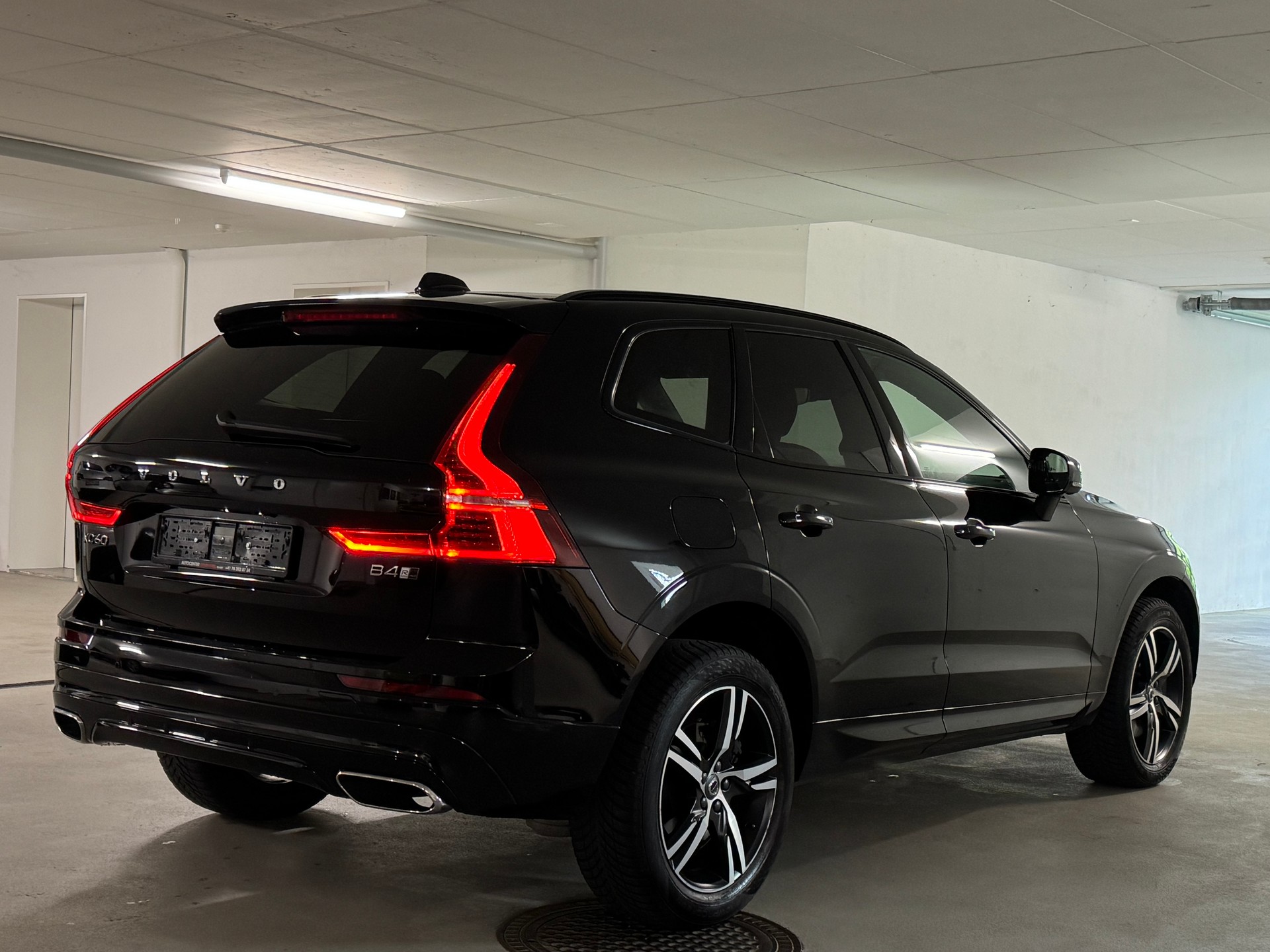 VOLVO XC60 B4 Diesel Mild Hybrid AWD R-Design Geartronic CH-Fahrzeug, 1-Hand-image-5