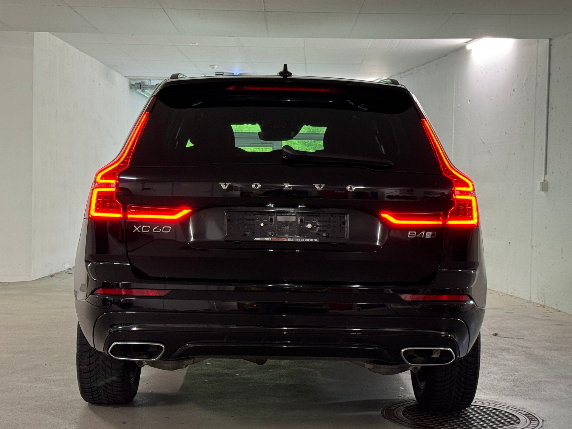 VOLVO XC60 B4 Diesel Mild Hybrid AWD R-Design Geartronic CH-Fahrzeug, 1-Hand-image-4