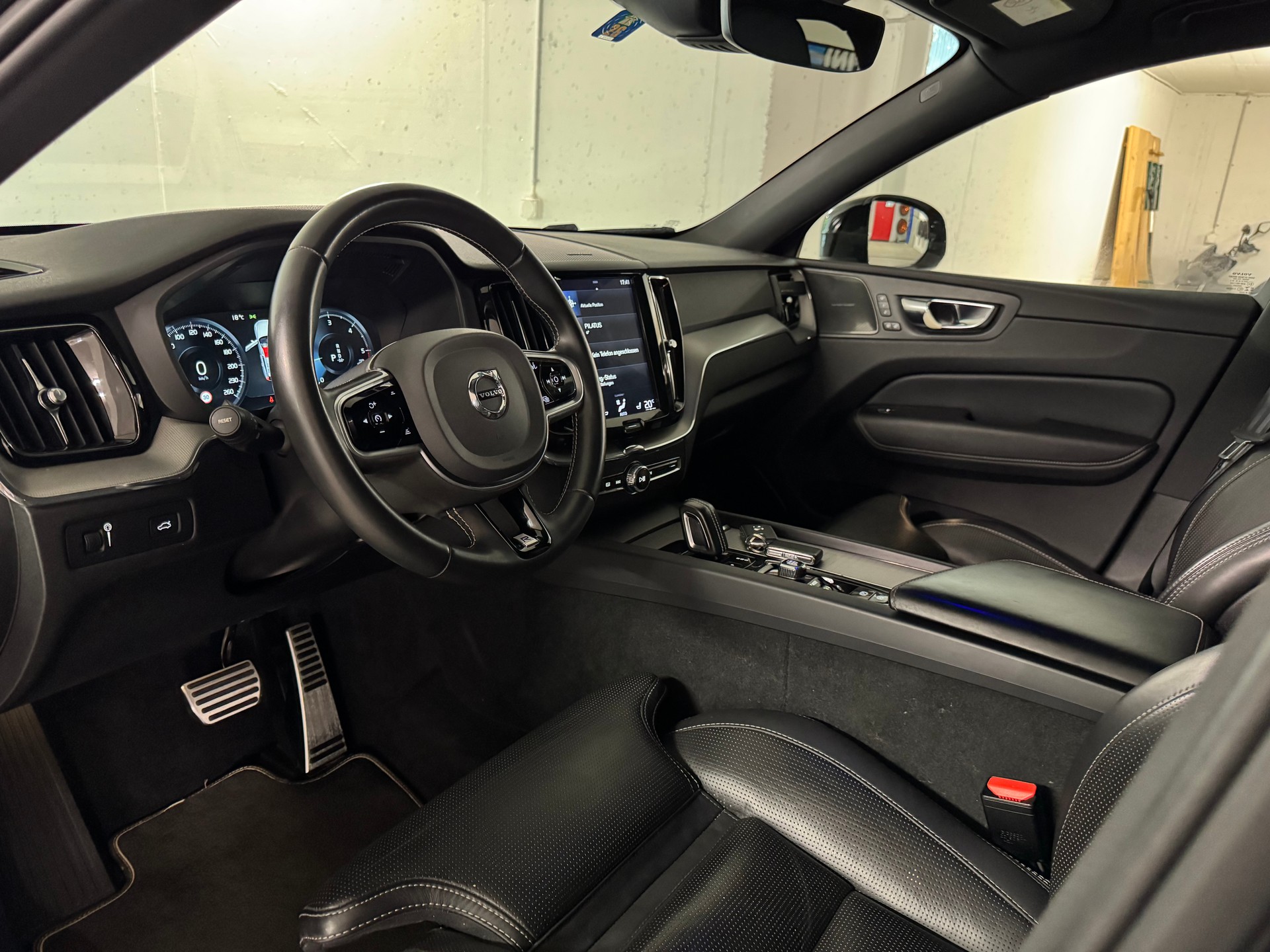 VOLVO XC60 B4 Diesel Mild Hybrid AWD R-Design Geartronic CH-Fahrzeug, 1-Hand-image-7
