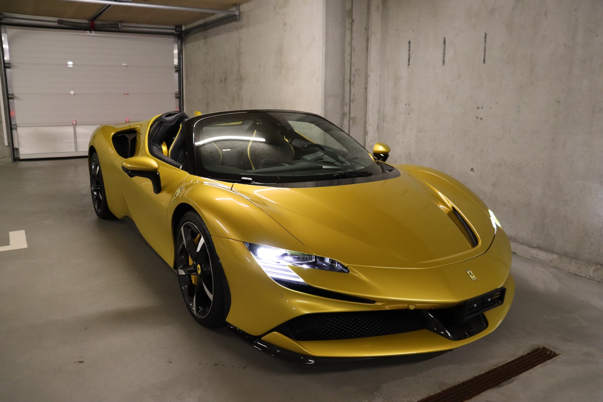 FERRARI SF90 Spider