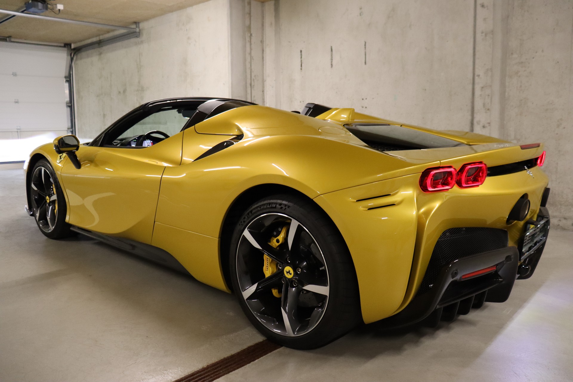 FERRARI SF90 Spider-image-2