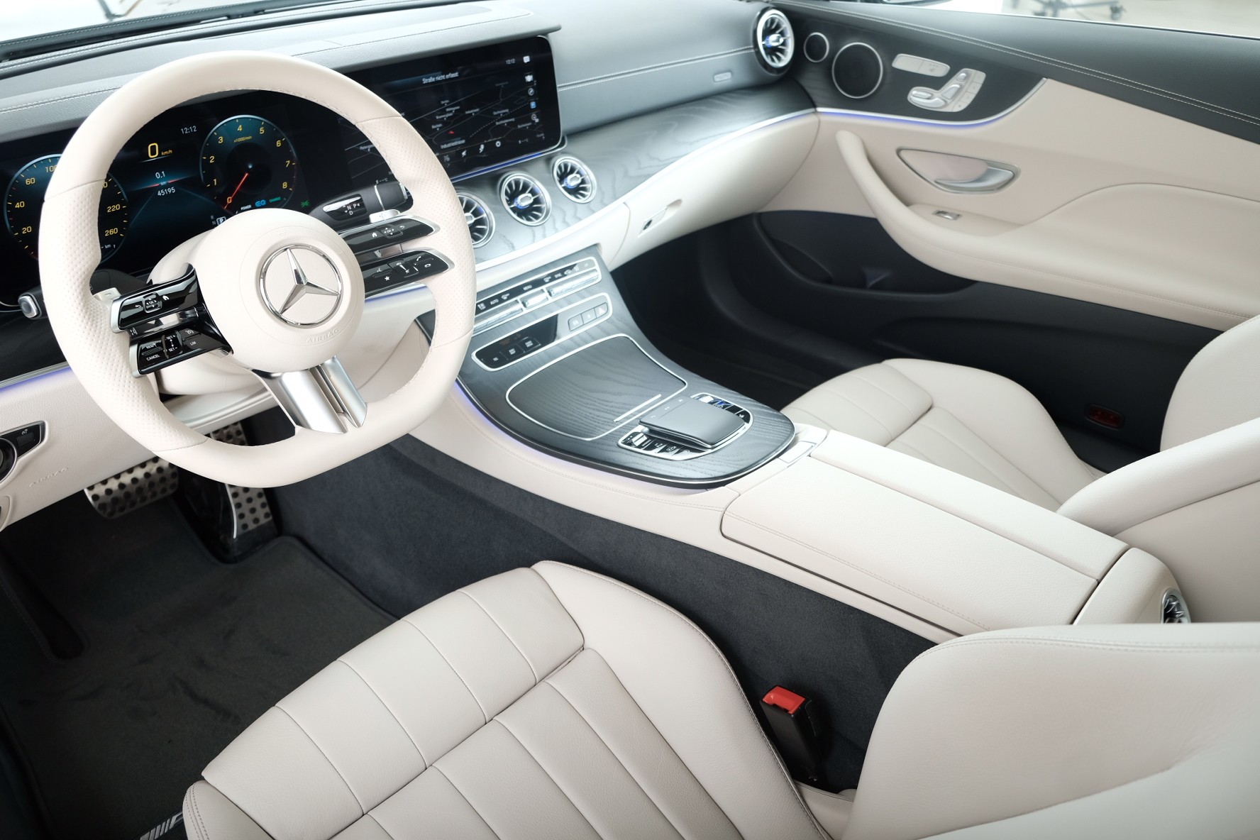 MERCEDES-BENZ E 200 Coupé 4Matic AMG Line 9G-Tronic-image-8