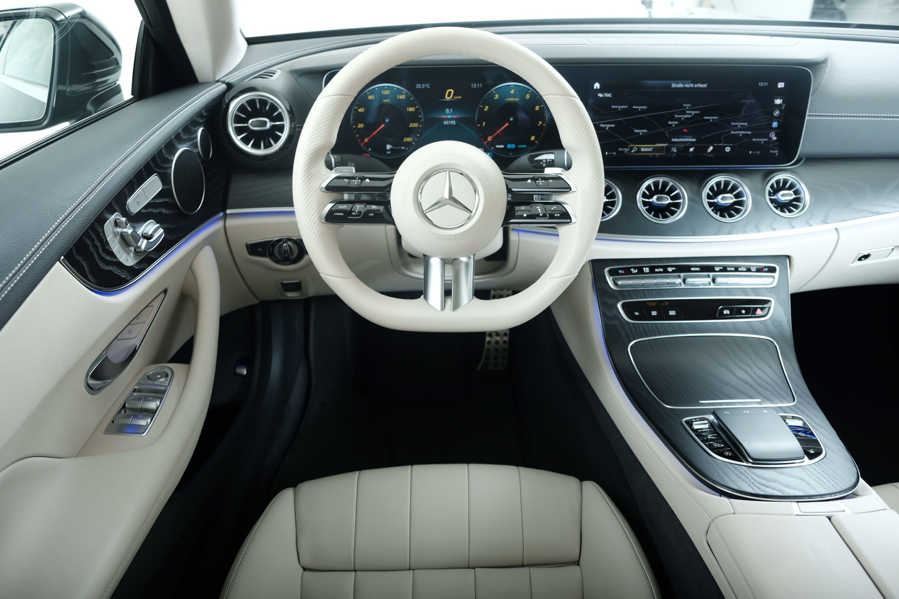 MERCEDES-BENZ E 200 Coupé 4Matic AMG Line 9G-Tronic-image-6