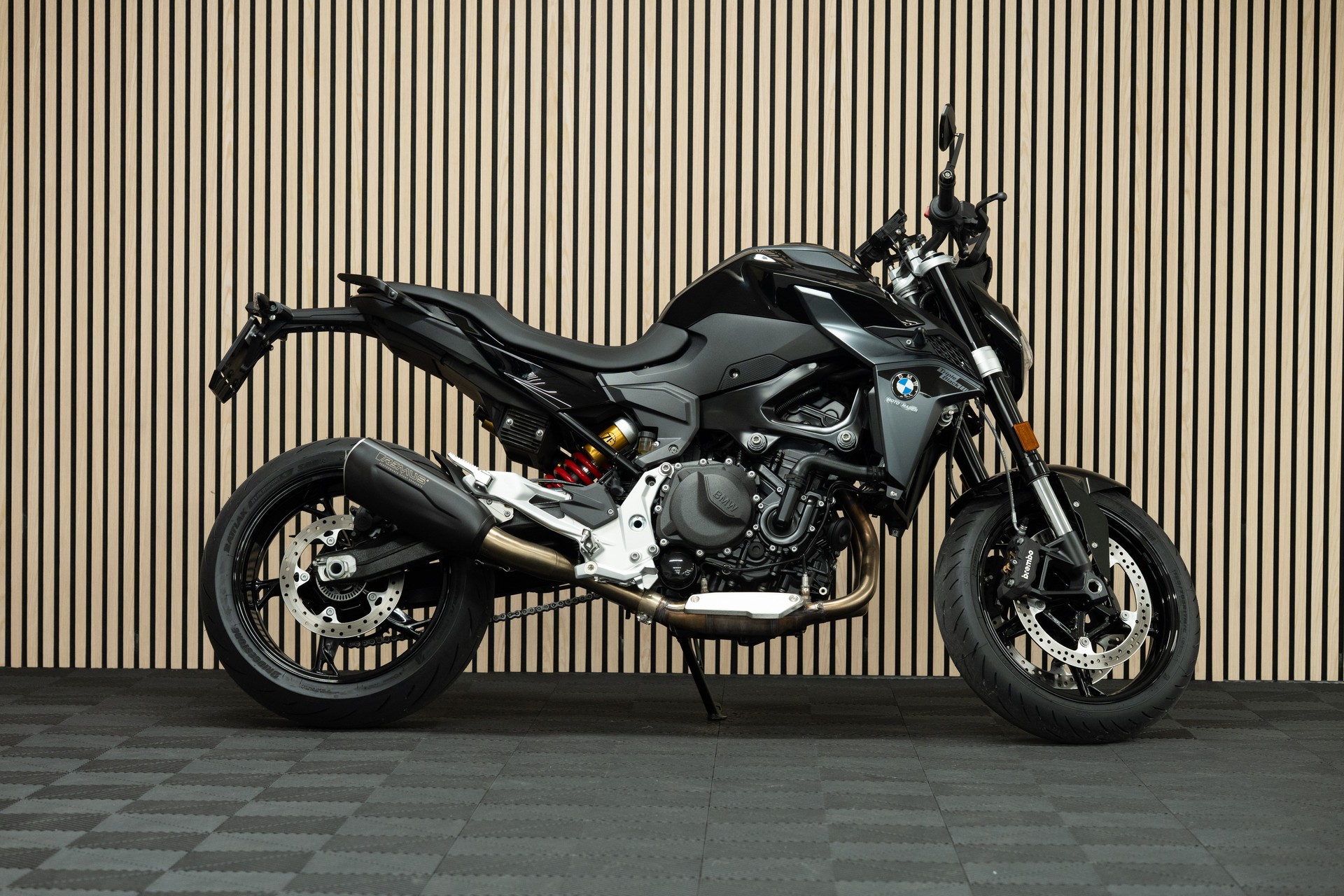 BMW F 900 R mit Remus Endschalldämpfer-image-0