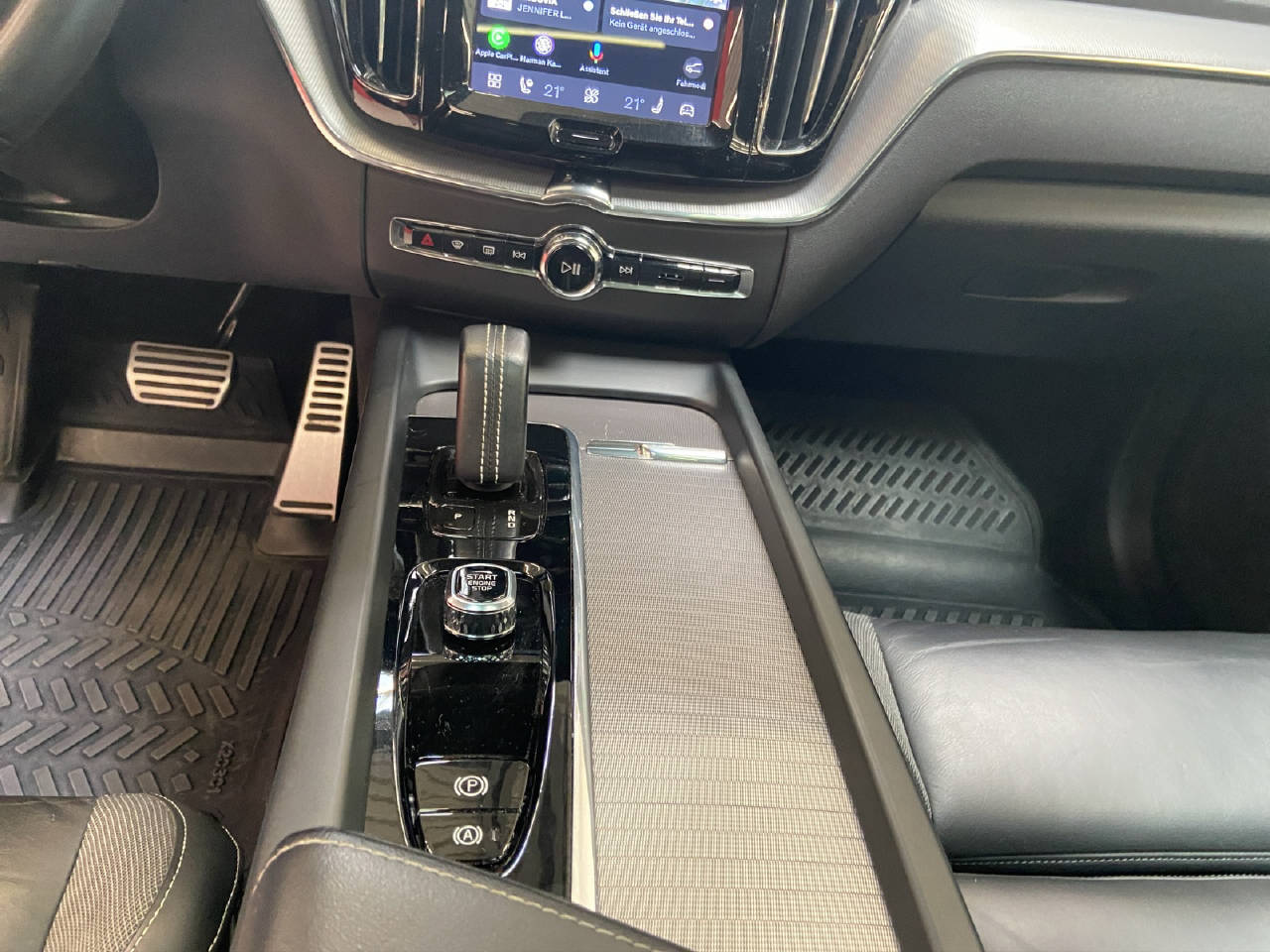 VOLVO XC60 2.0 T6 TE R-Design eAWD-image-11