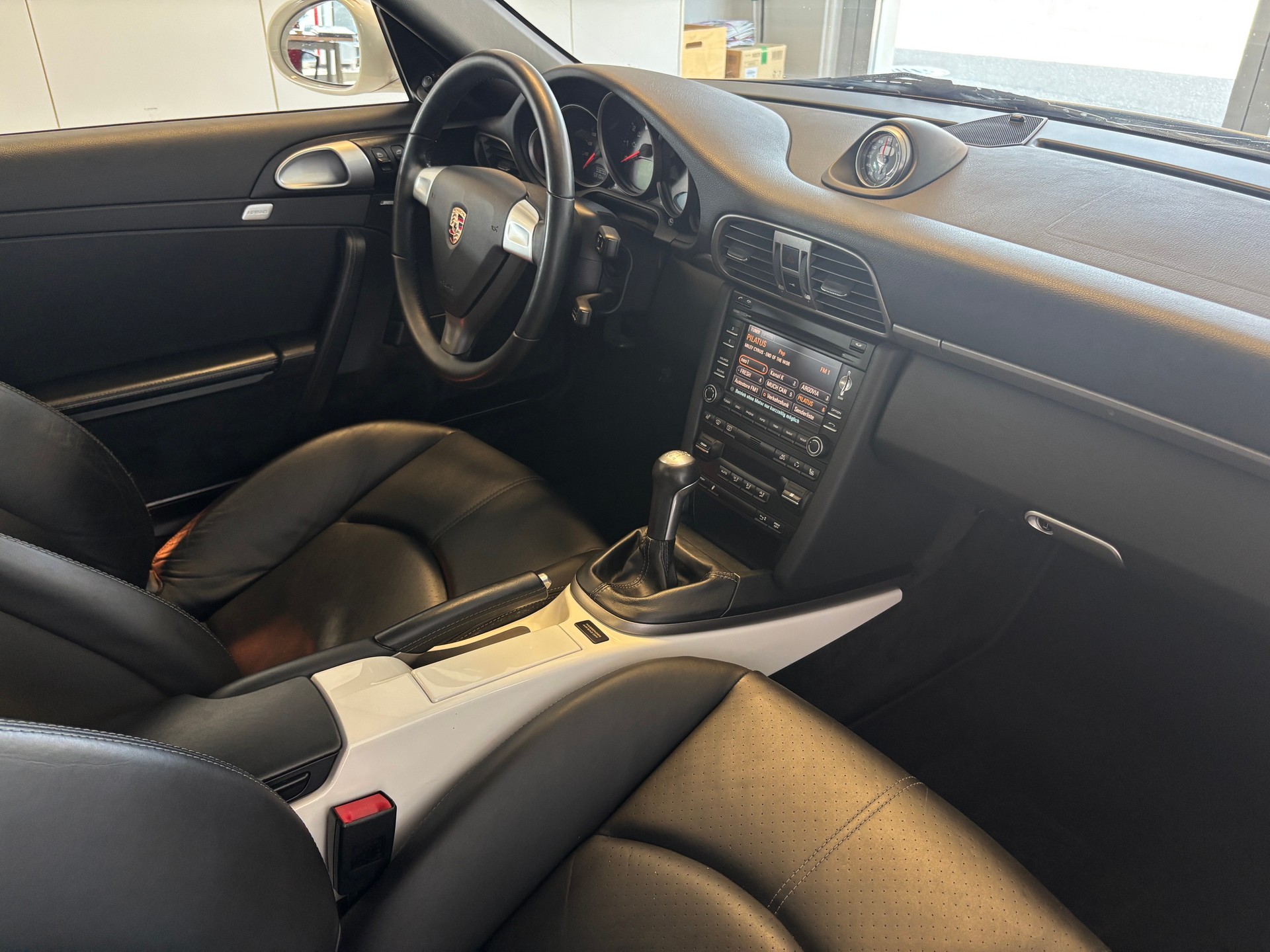 PORSCHE 911 Carrera 4 997.2 Handschaltung-image-6