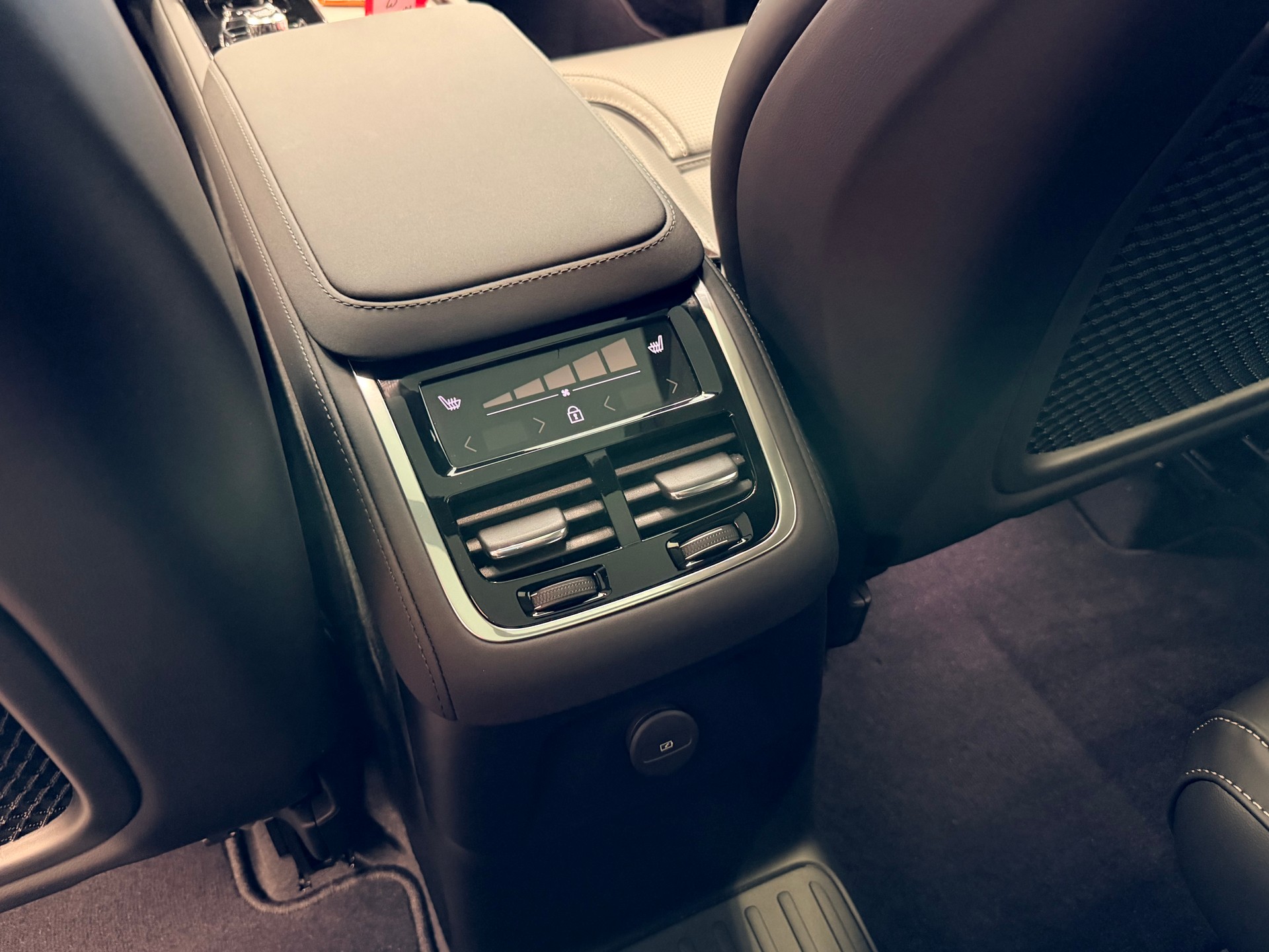 VOLVO XC90 T8 eAWD PluginHybrid Black Edition Geartronic-image-18