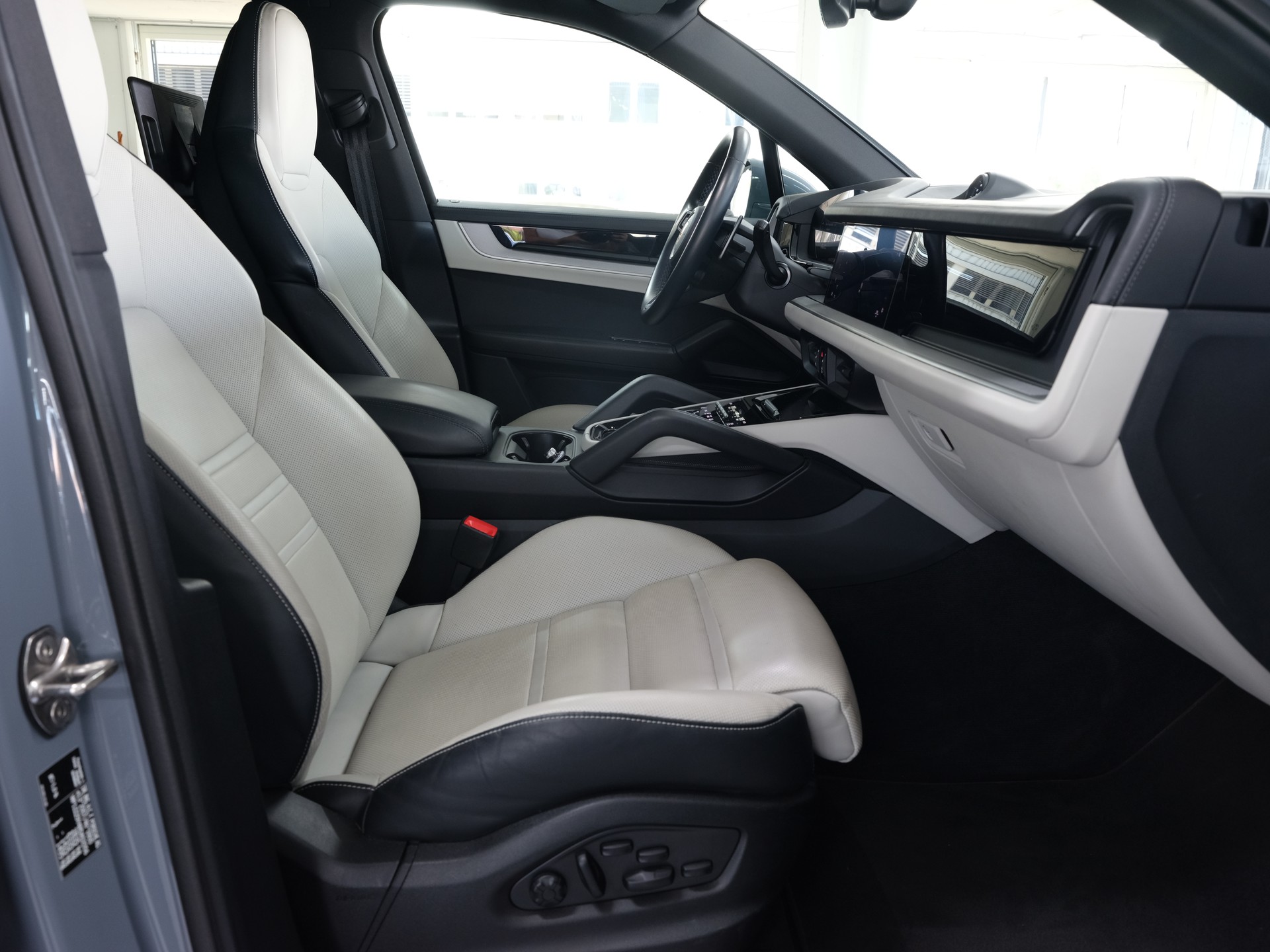 PORSCHE Cayenne Tiptronic *Porsche Aproved* *Panorama* *Sport Chrono*-image-19